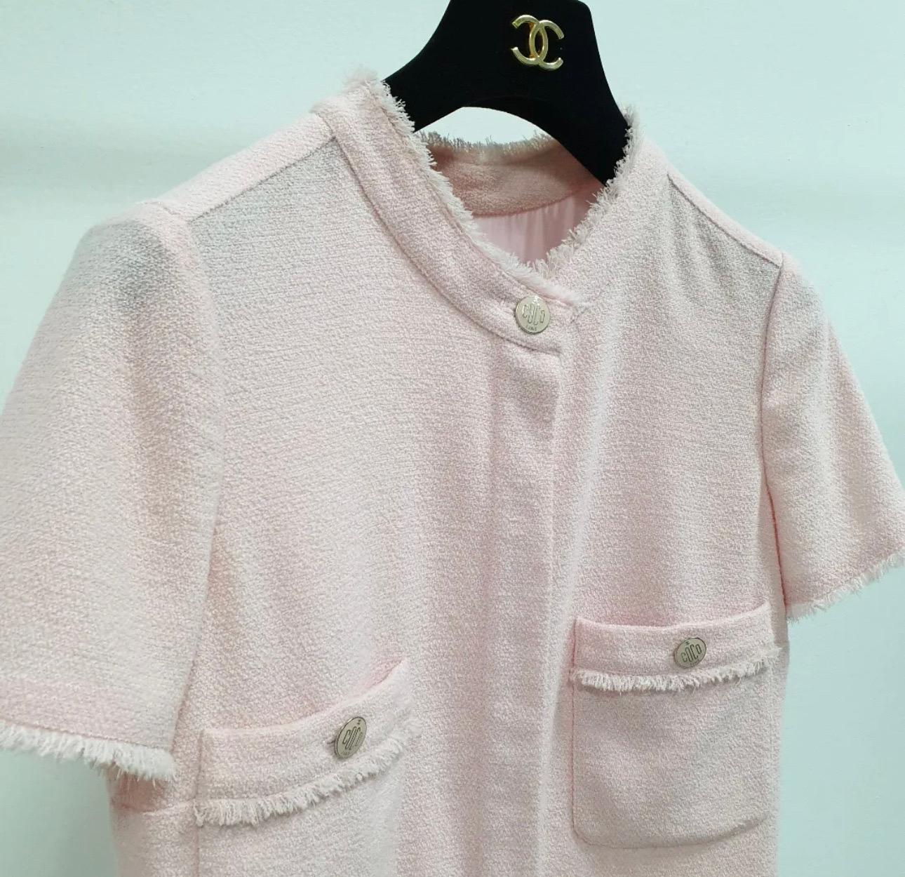 Women's CHANEL 08C 2008 Runaway Collection Pink Wool Boucle Short Sleeves Jacket