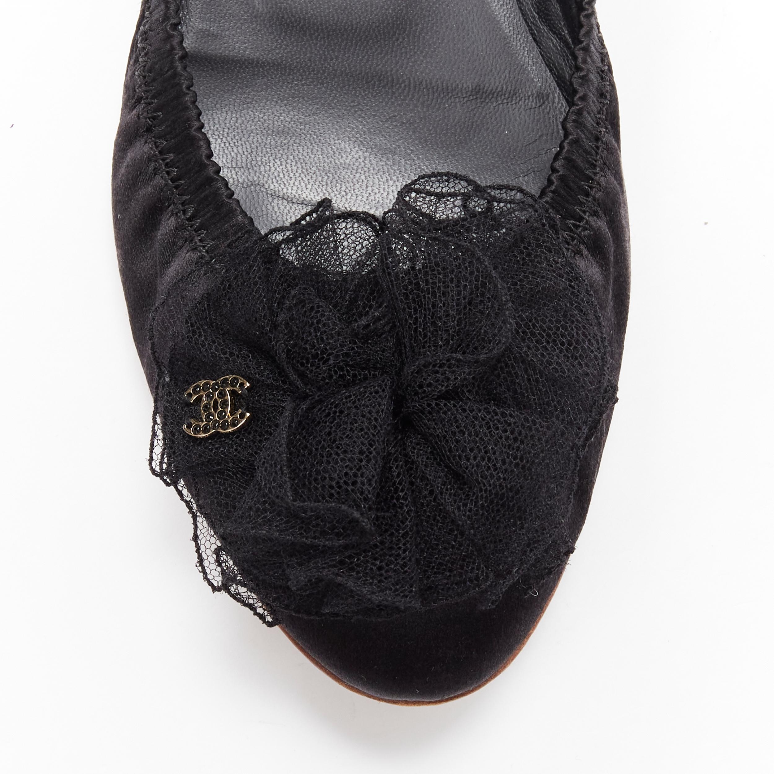 CHANEL 08C G G25751 black lace Camellia floral gold CC ballerina flats EU37.5 In Excellent Condition In Hong Kong, NT