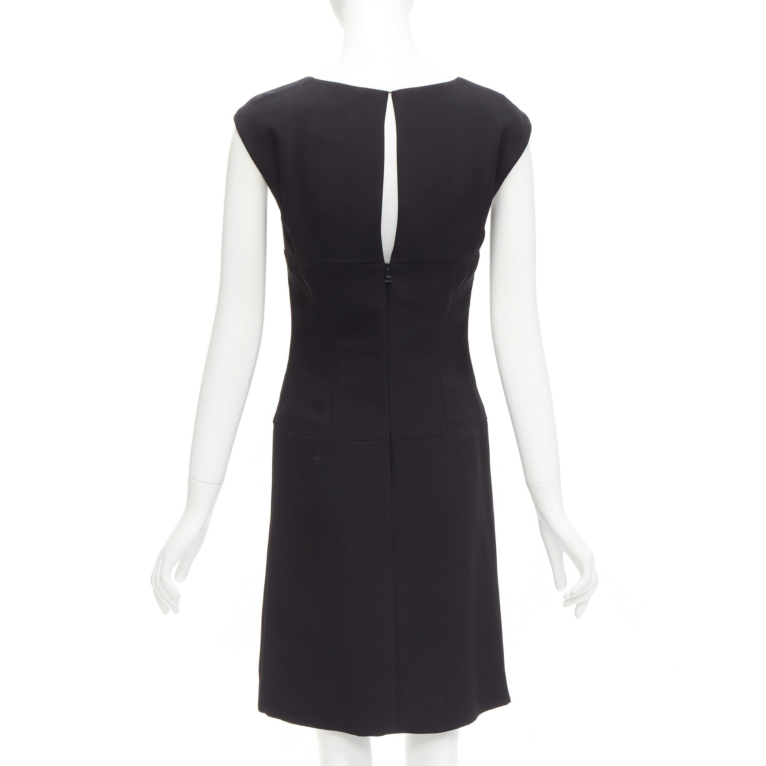 CHANEL 08P noir 100 % soie robe droite à taille désossée froncée sur le devant FR34 XS en vente 1