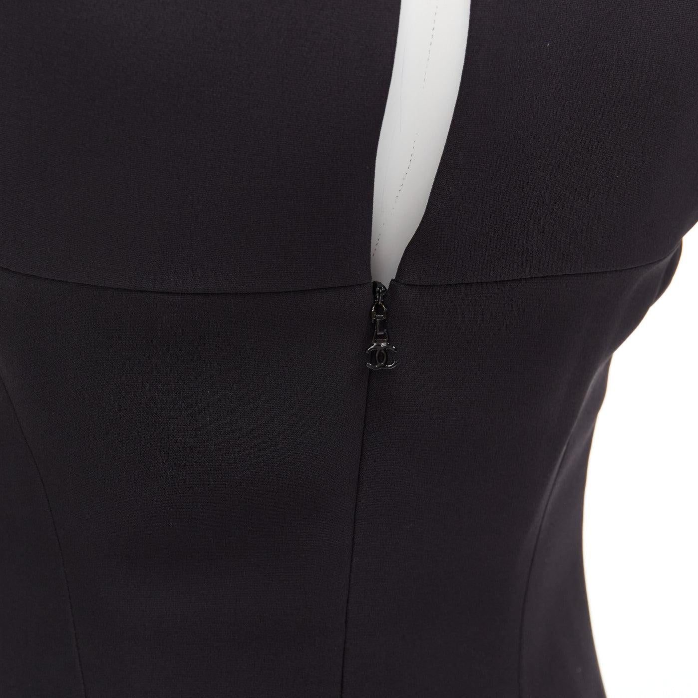 CHANEL 08P noir 100 % soie robe droite à taille désossée froncée sur le devant FR34 XS en vente 3