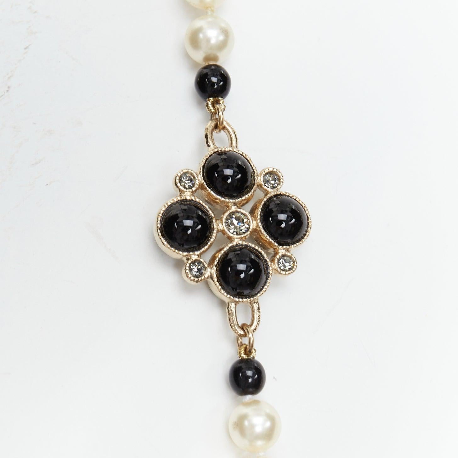 CHANEL 08P - Sautoir CC en émail Camélia noir et fausses perles à l'intérieur de la station
Référence : TGAS/E00836
Marque : Chanel
Designer : Karl Lagerfeld
Collectional : 08P
MATERIAL : Fausses perles
Couleur : noir, perle
Motif : Solide
Fermeture