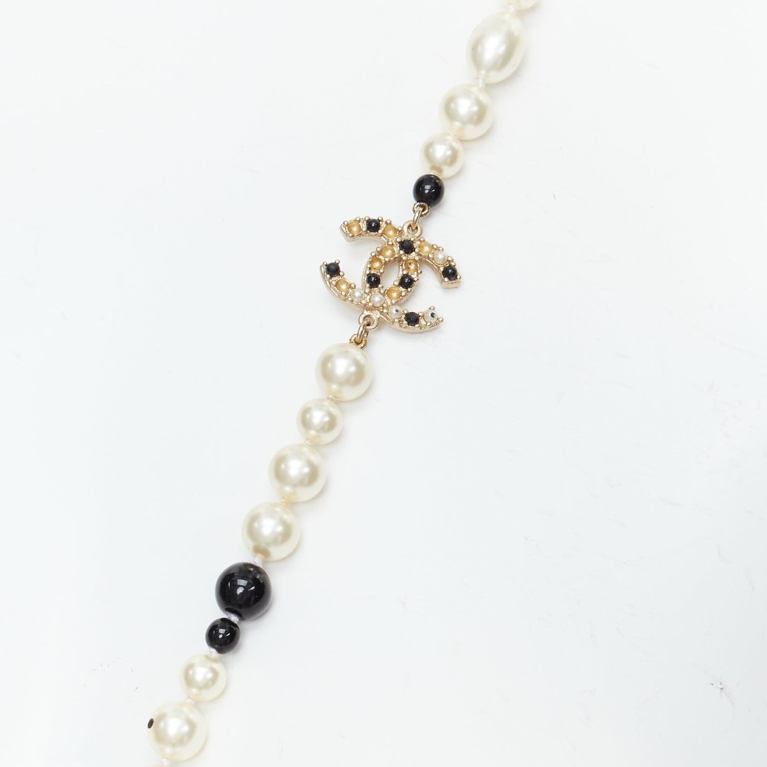CHANEL 08P - Sautoir CC en émail Camélia noir et fausses perles à l'intérieur de la station Bon état - En vente à Hong Kong, NT