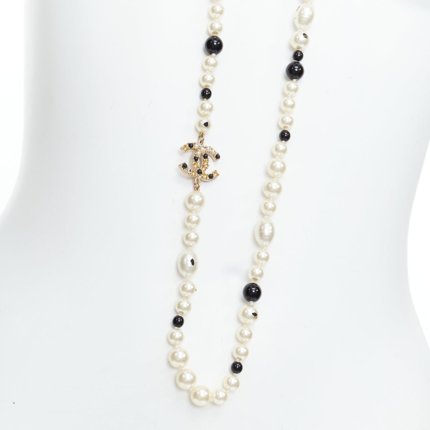 CHANEL 08P - Sautoir CC en émail Camélia noir et fausses perles à l'intérieur de la station Pour femmes en vente