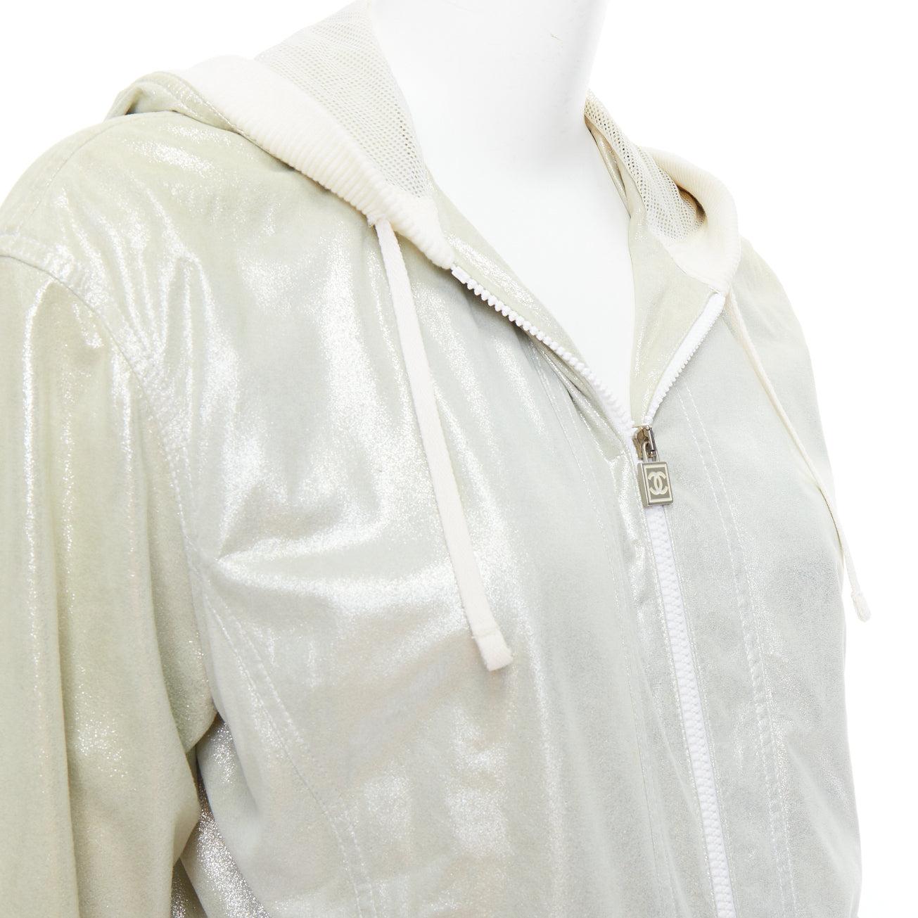 Chanel 08P Giacca vintage in pelle d'agnello metallizzata con cappuccio e zip FR38 M
Riferimento: TGAS/E00153
Marchio: Chanel
Designer: Karl Lagerfeld
Collection'S: 08P
Materiale: Pelle di agnello
Colore: Argento, Crema
Modello: Tinta