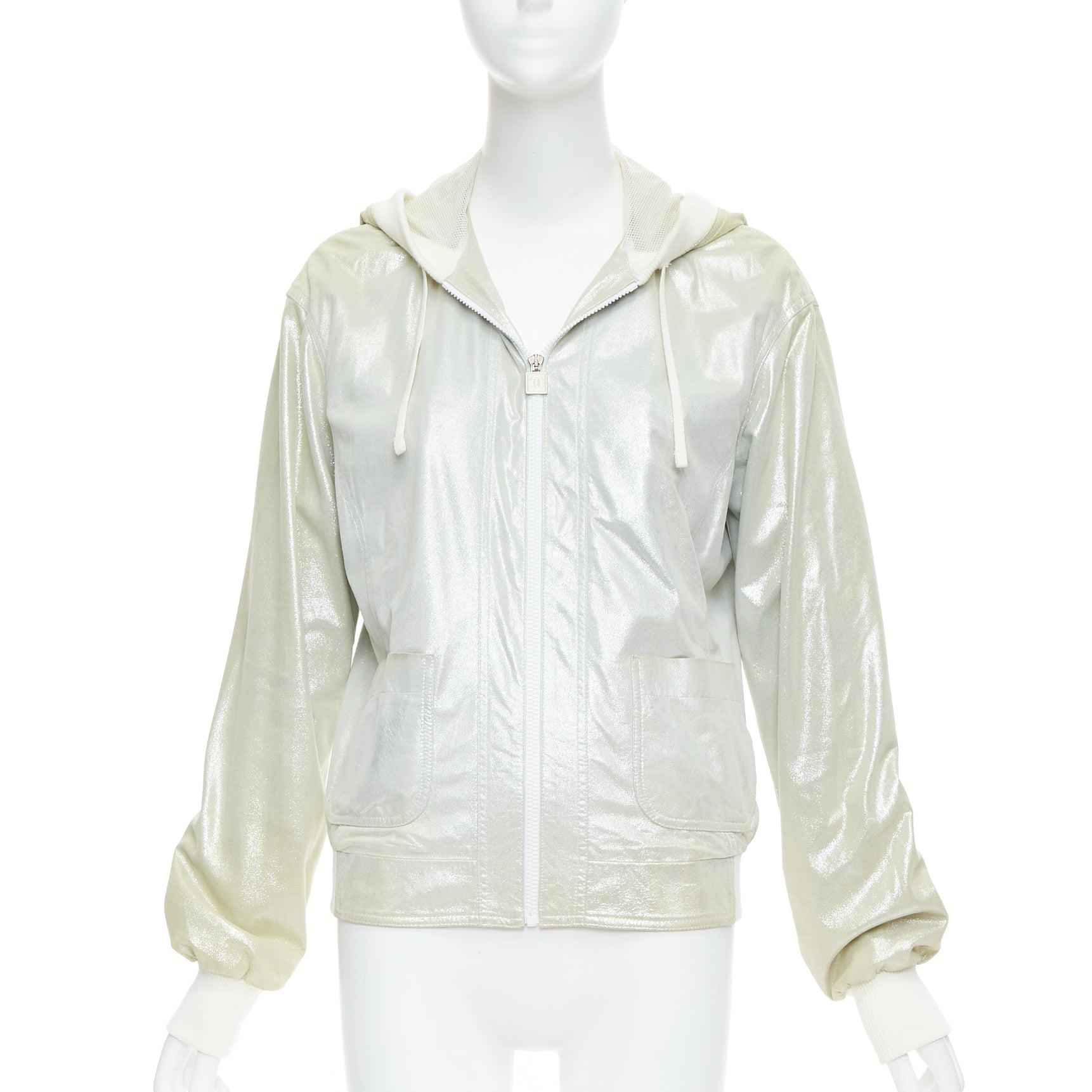 Grigio Chanel 08P Giacca vintage in pelle d'agnello metallizzata con cappuccio e zip FR38 M in vendita