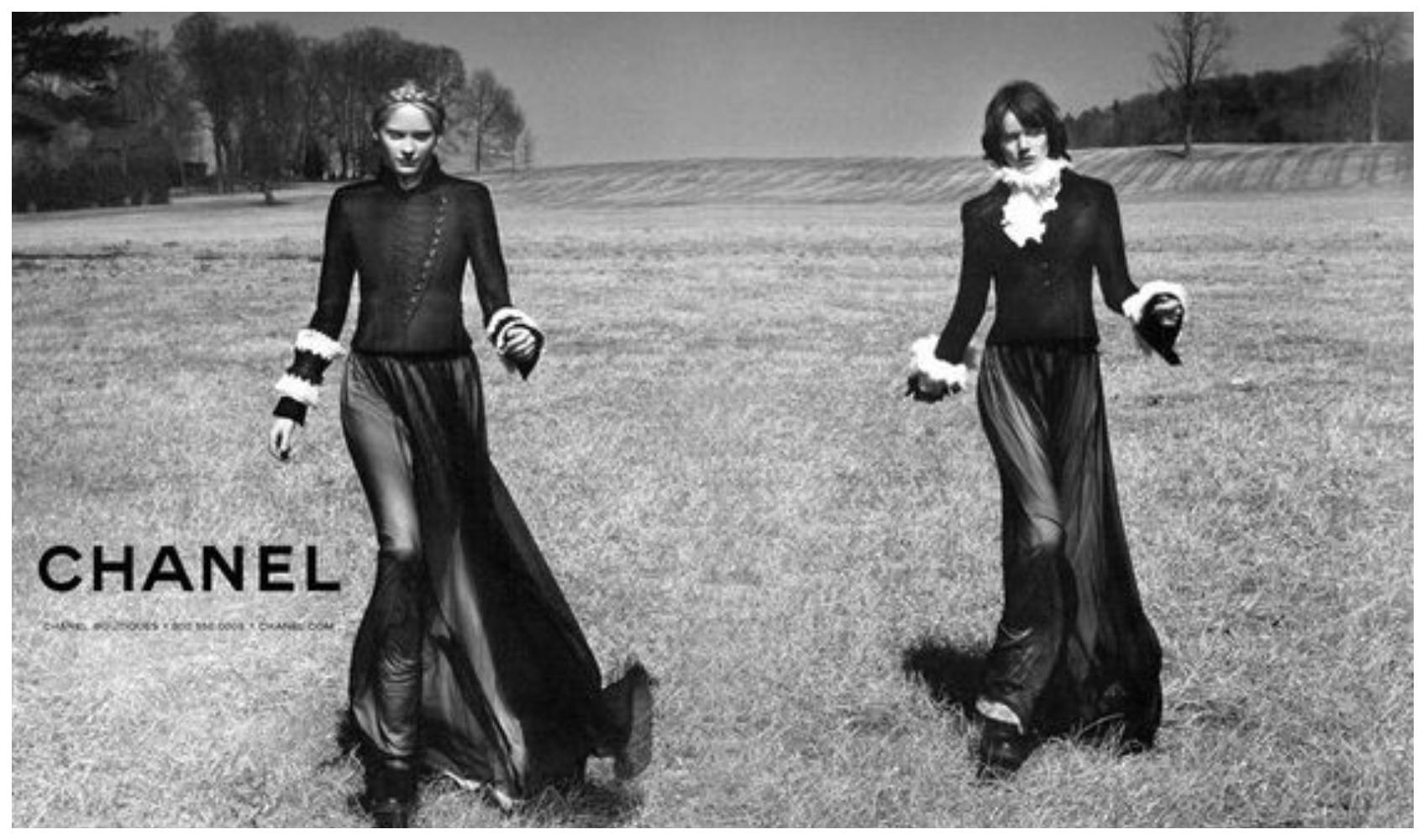 CHANEL 09A 2009 Karl Lagerfeld silk Top
Karl Lagerfeld for Chanel
Collection: Fall 2009
Country of production: France
Marked Size:34 FR (please pay attention to the measurements!!!!)
Chanel style: 09A / B3729 / P36754W04366
Composition: 100%