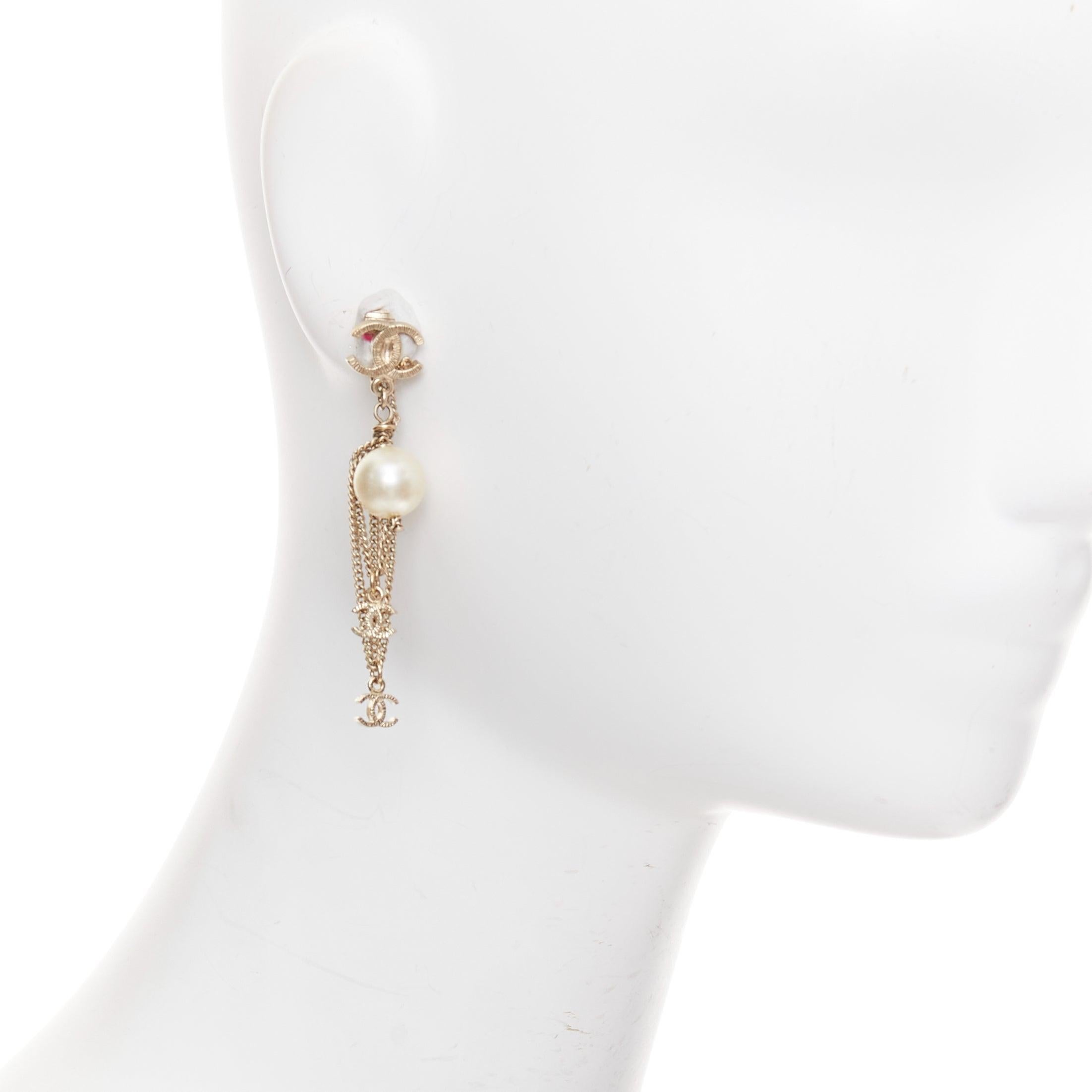CHANEL 09A - Boucles d'oreilles clip en PVC avec triple logo CC en or et fausse perle Paire
Référence : TGAS/F00015
Marque : Chanel
Designer : Karl Lagerfeld
Collectional : 09A
MATERIAL : Fausses perles, métal
Couleur : or, perle
Motif :