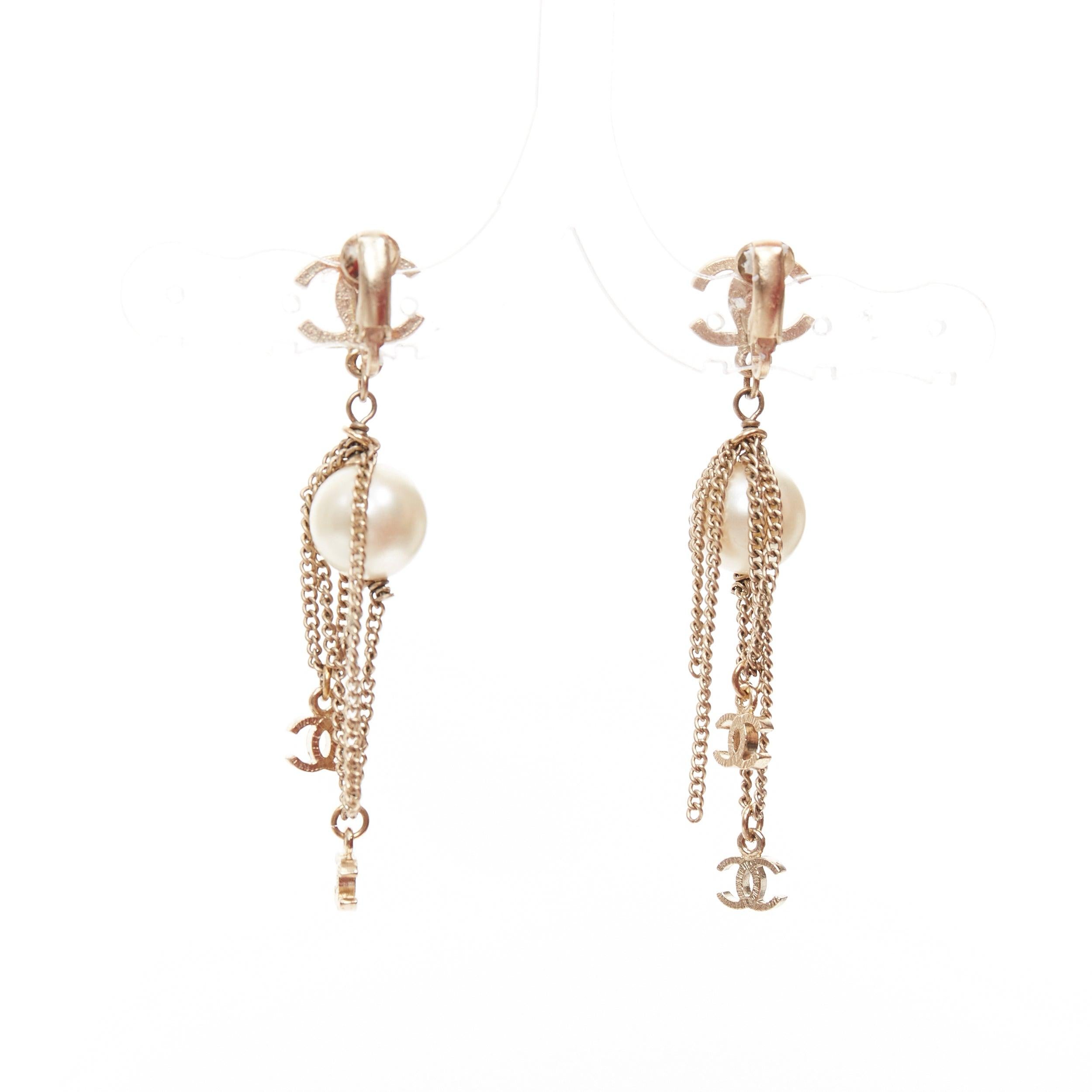 CHANEL 09A - Boucles d'oreilles clip en PVC avec triple logo CC en or et fausse perle Paire Bon état - En vente à Hong Kong, NT