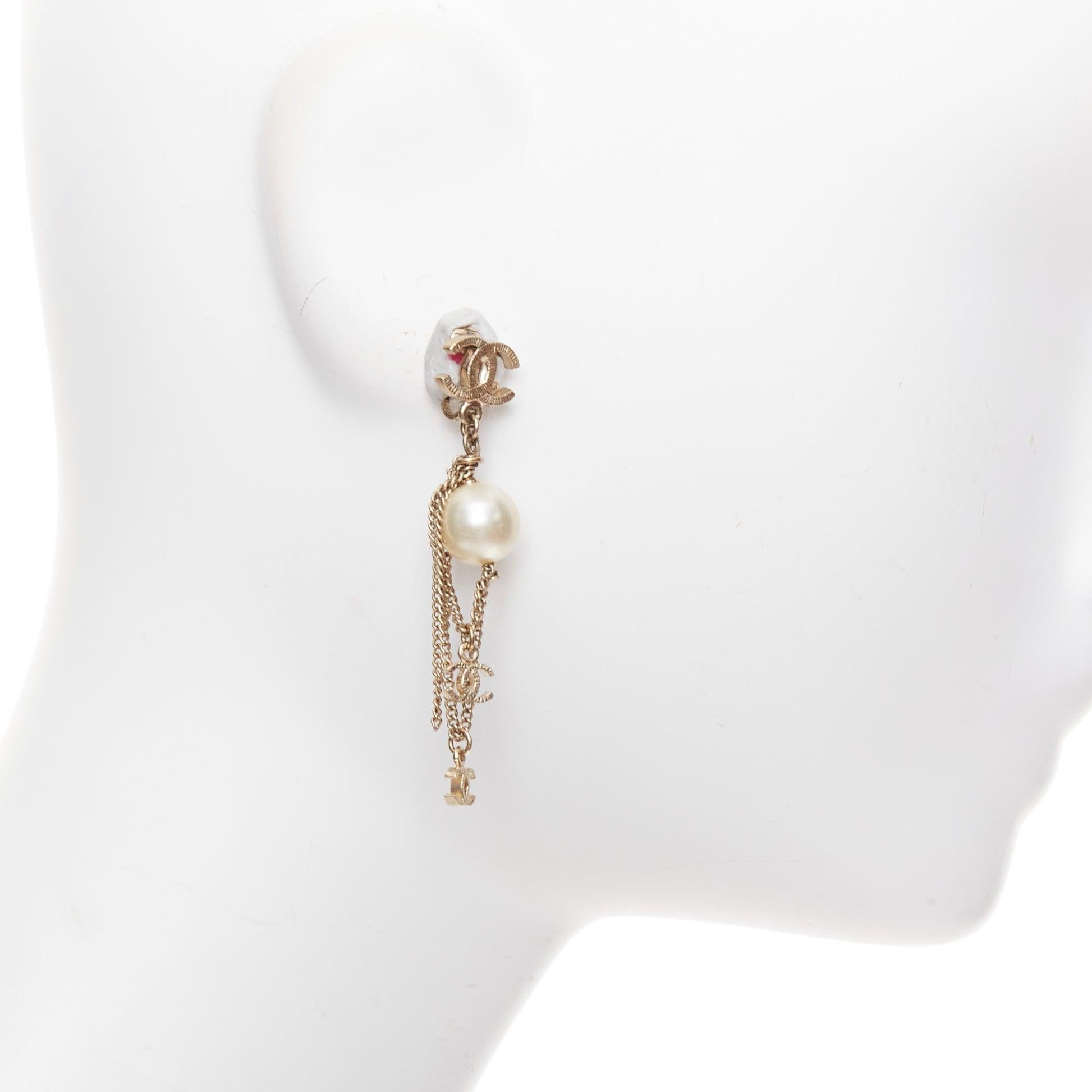 CHANEL 09A - Boucles d'oreilles clip en PVC avec triple logo CC en or et fausse perle Paire Pour femmes en vente