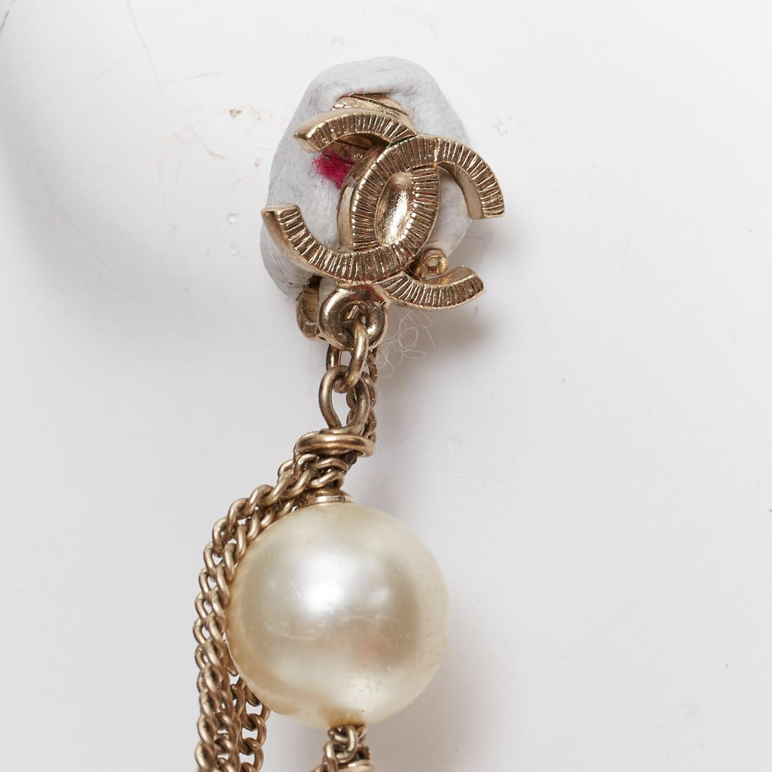 CHANEL 09A - Boucles d'oreilles clip en PVC avec triple logo CC en or et fausse perle Paire en vente 2