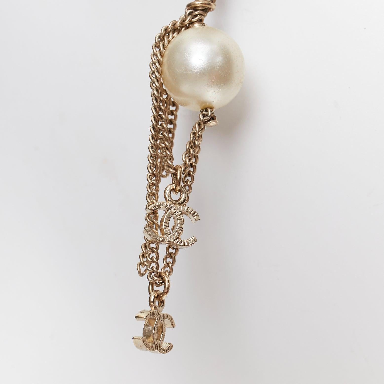 CHANEL 09A - Boucles d'oreilles clip en PVC avec triple logo CC en or et fausse perle Paire en vente 3