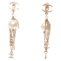 CHANEL 09A - Boucles d'oreilles clip en PVC avec triple logo CC en or et fausse perle Paire