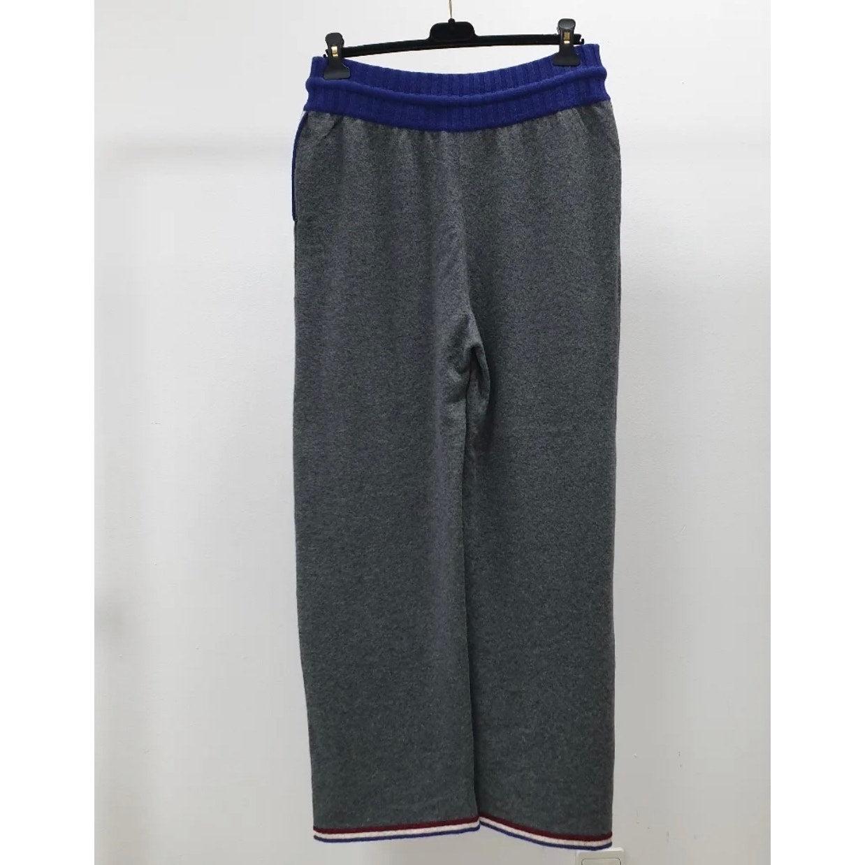 Werten Sie Ihre Garderobe mit dieser luxuriösen Chanel 09A Hose aus grauem Kaschmir auf. Mit dem kultigen CC-Logo ist diese Hose eine zeitlose Ergänzung für jede Modekollektion. 

In sehr gutem Zustand und sofort tragbar, strahlt diese Hose