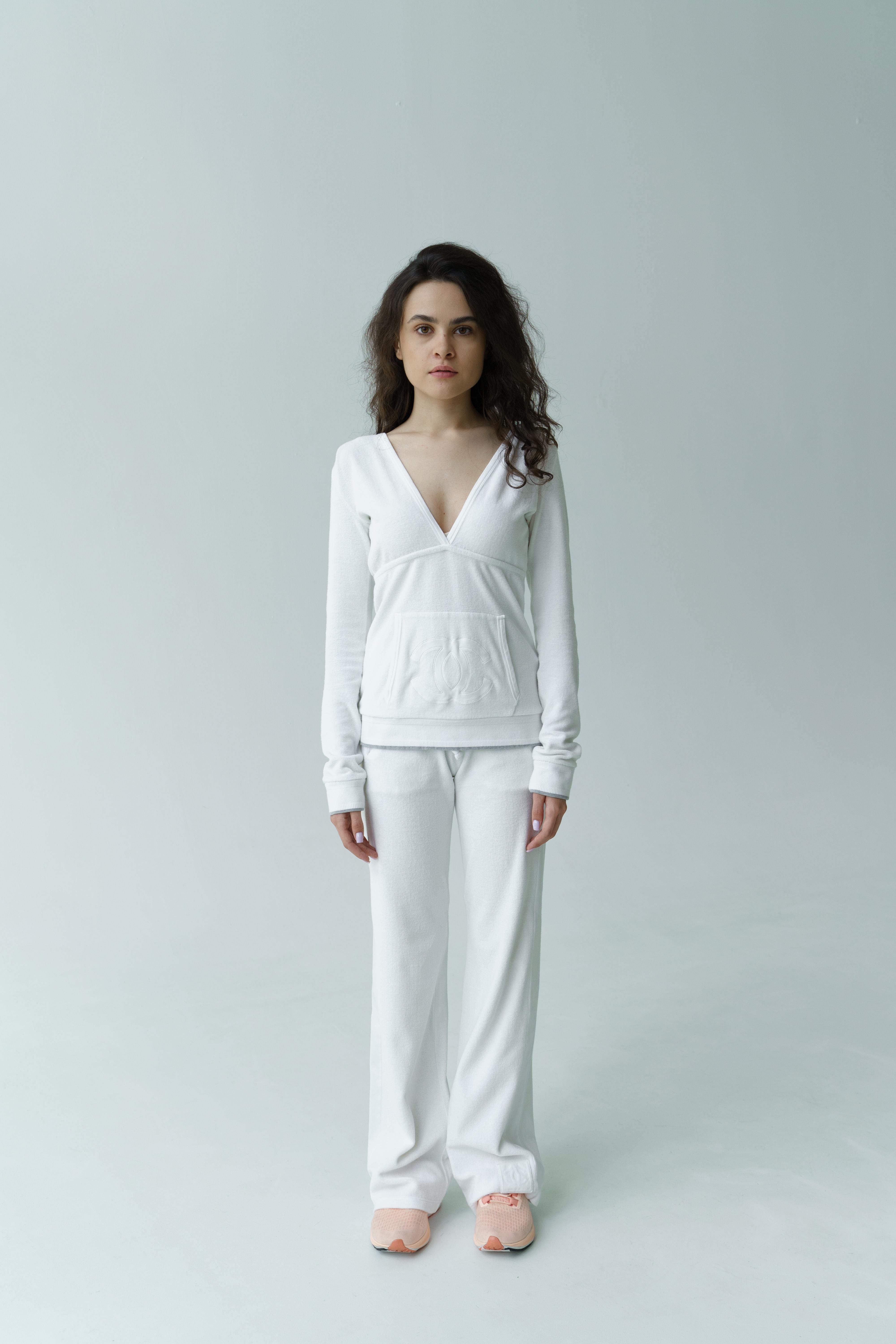 Chanel 09C CC 2009 CRUISE Sport velour tracksuit
Karl Lagerfeld for Chanel
Collection: 2009 cruise sport line
Country of production: Italy
Dimensions:
Marked Size: please pay attention to the measurements!!!!
Chanel style: 09C / M6394 /