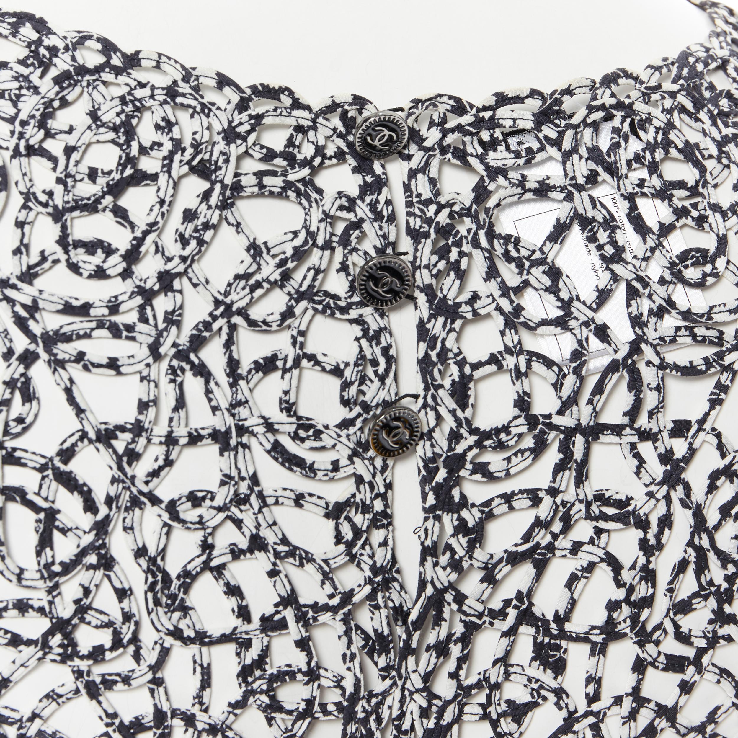 CHANEL 09P chaleco sin mangas con estampado abstracto blanco y negro FR36 
Referencia: LNKO/A01709 
Marca: Chanel 
Diseñador: Karl Lagerfeld 
Colección: 09P 
Material: Algodón 
Color: Negro 
Patrón: Abstracto 
Cierre: cremallera 
Detalle extra: