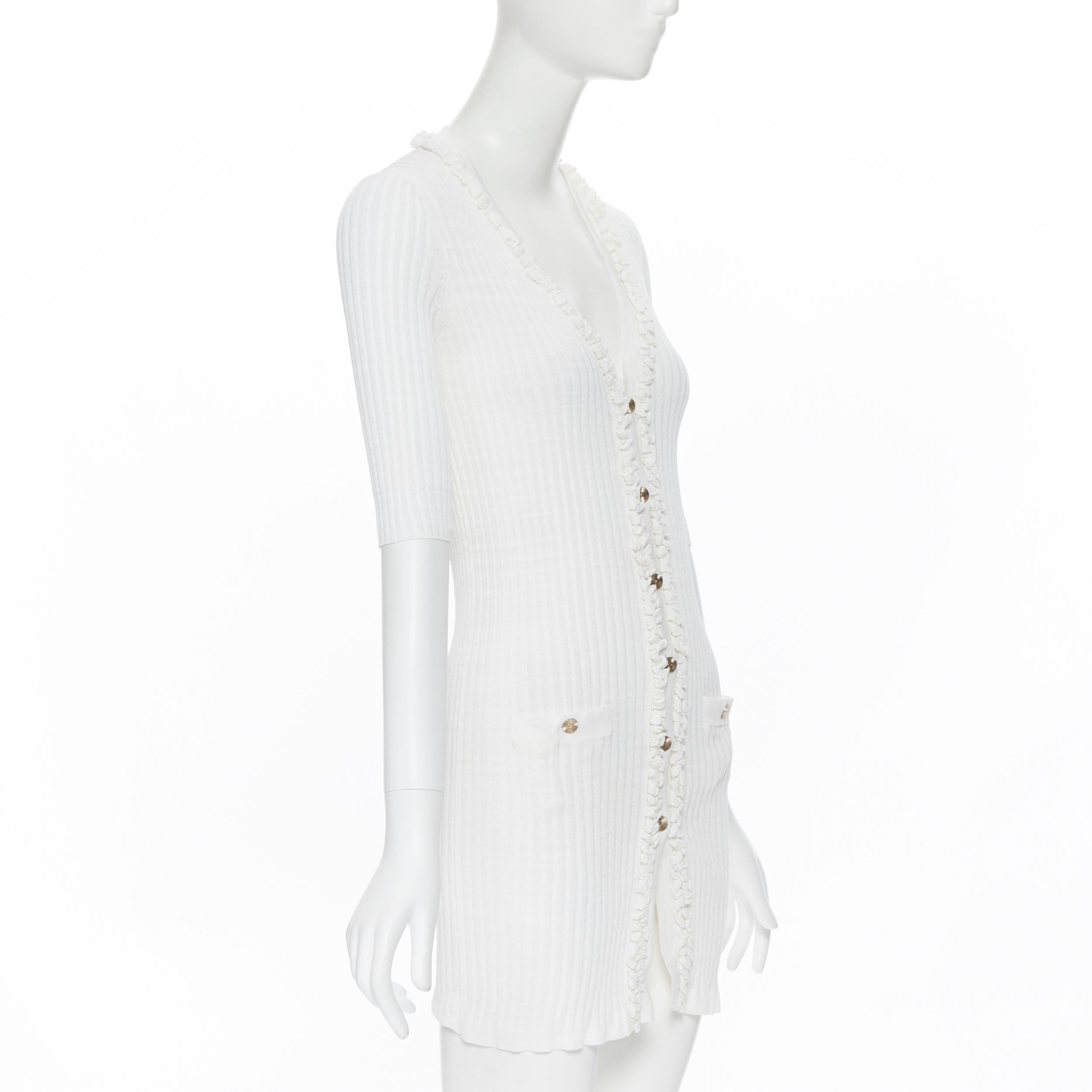 CHANEL 09P cárdigan largo de algodón blanco acanalado con volante CC dorado con botones FR36
Marca: Chanel
Diseñador: Karl Lagerfeld
Colección: 09P
Nombre del modelo / Estilo: Chaqueta de punto acanalado
Material: Algodón, viscosa
Color: