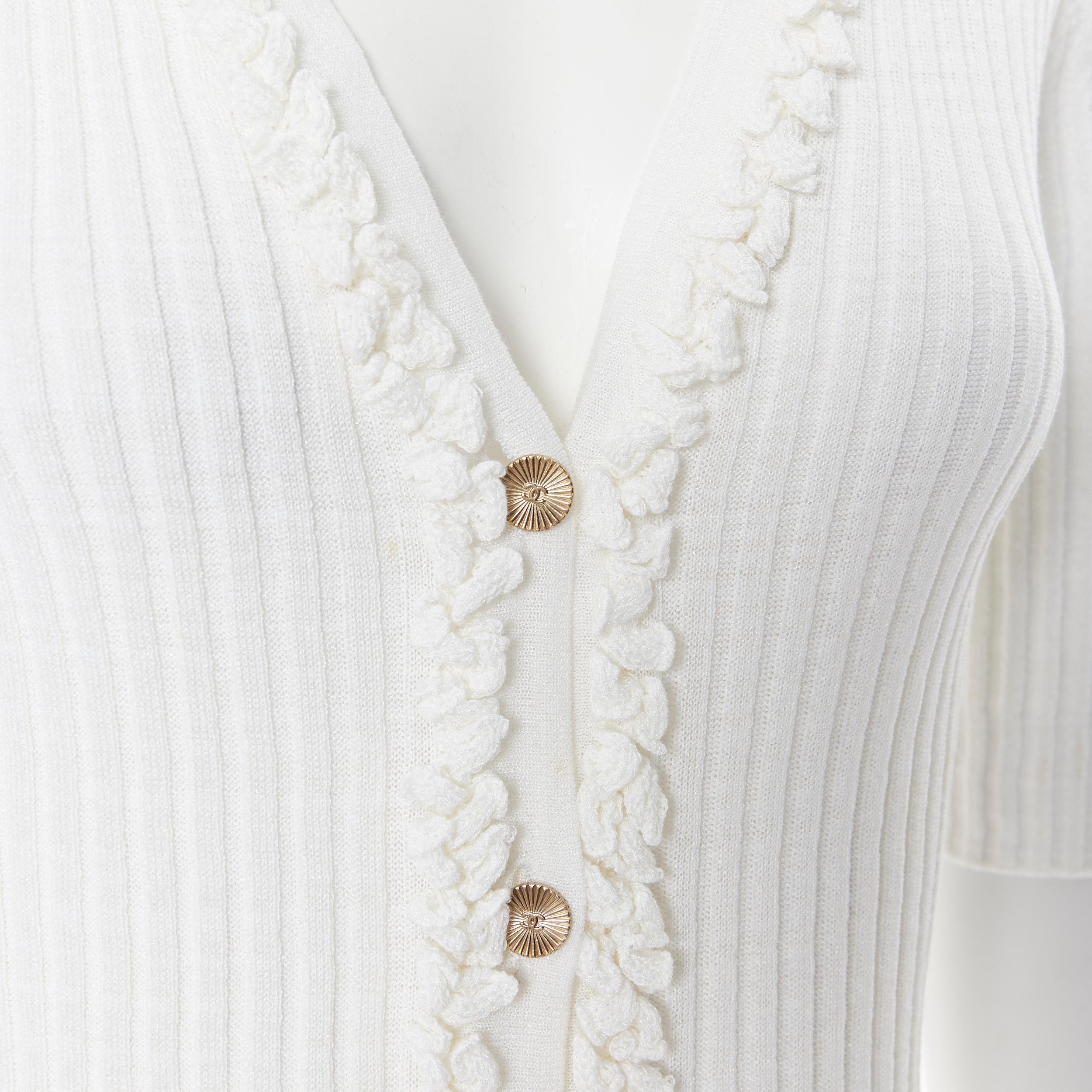CHANEL 09P cárdigan largo de algodón blanco acanalado con volante CC dorado con botones FR36 1
