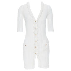 Chanel 09P cardigan lungo a coste in cotone bianco con volant oro e bottoni CC FR36