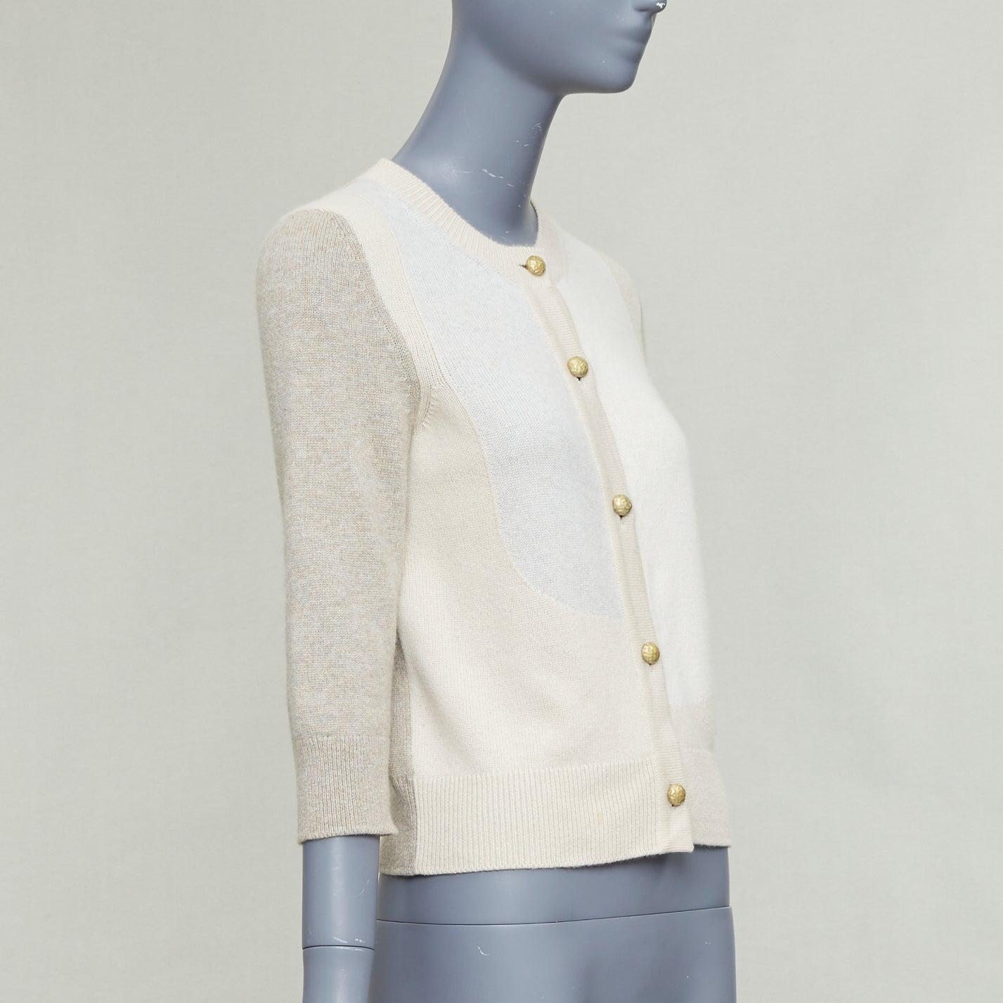 CHANEL 100% Kaschmir beige cremefarben Colorblocked CC Knöpfe Strickjacke FR36 S im Zustand „Gut“ im Angebot in Hong Kong, NT