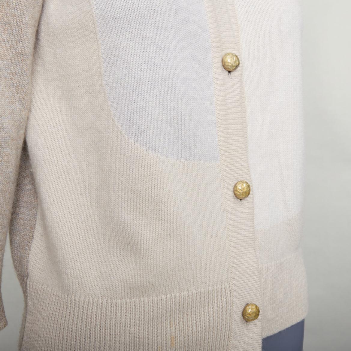 CHANEL 100% Kaschmir beige cremefarben Colorblocked CC Knöpfe Strickjacke FR36 S im Angebot 3