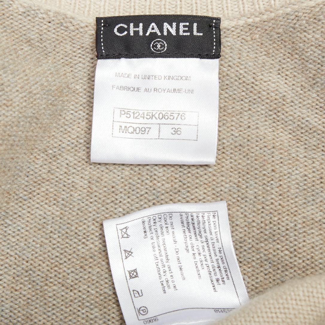 CHANEL 100% Kaschmir beige cremefarben Colorblocked CC Knöpfe Strickjacke FR36 S im Angebot 4