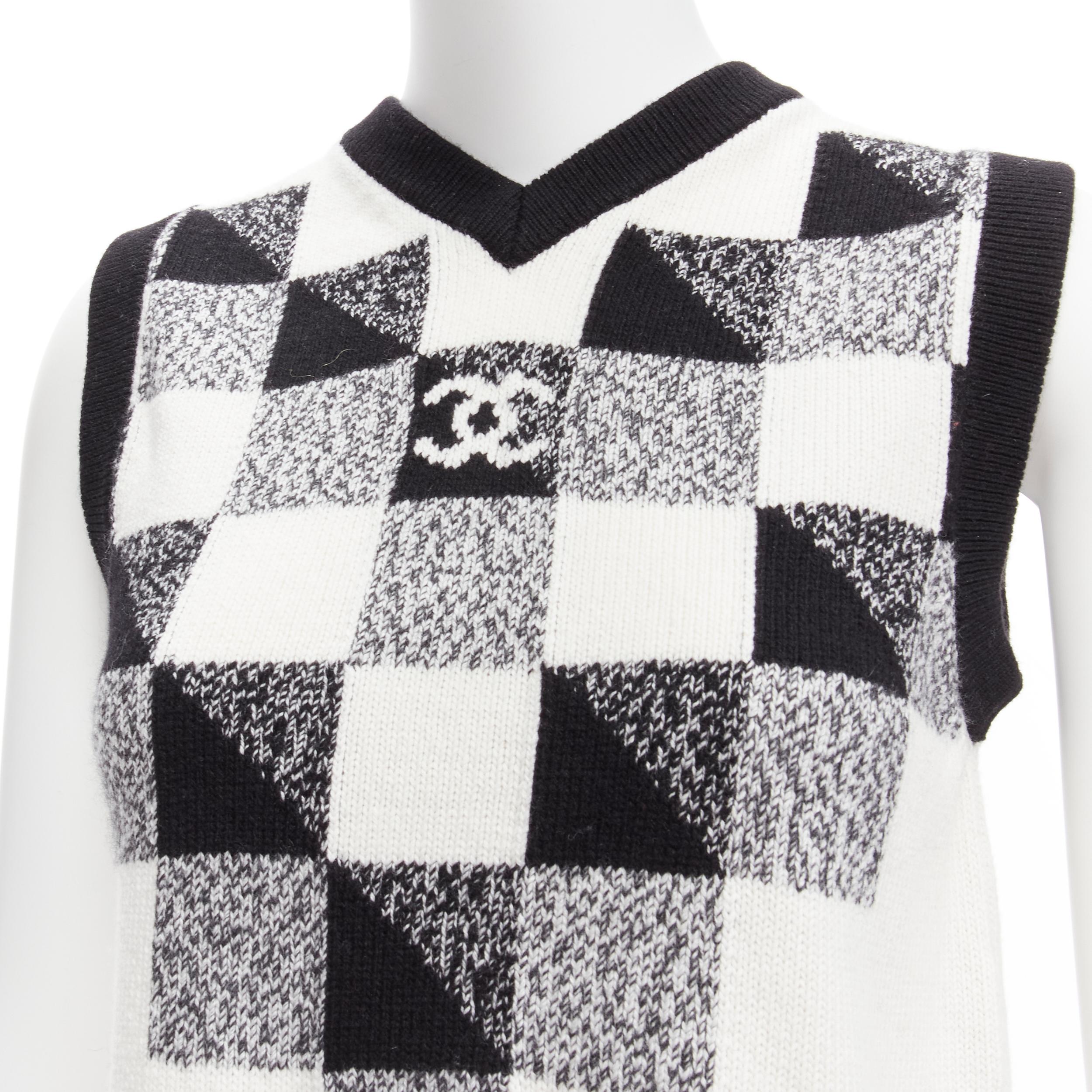CHANEL 100% cachemira negro blanco cuadros gráficos CC logo jersey chaleco FR36 S
Referencia: AAWC/A00458
Marca: Chanel
Diseñadora: Virginie Viard
Material: Cachemira
Color: Negro, Blanco
Patrón: A cuadros
Cierre: Pullover
Detalles adicionales: