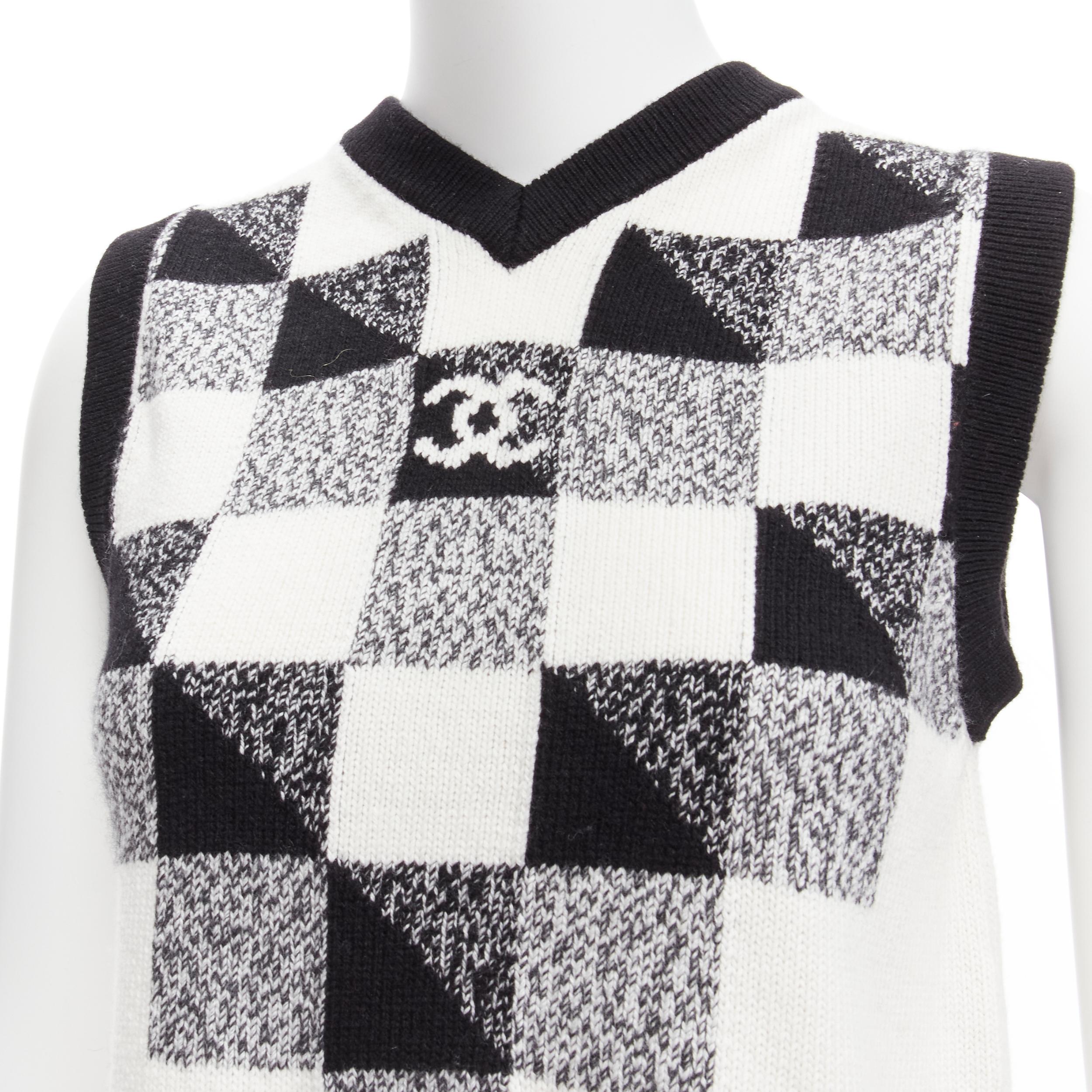 CHANEL 100% cashmere black white graphic check CC logo sweater vest FR36 S
Reference: AAWC/A00458
Brand: Chanel
Designer: Virginie Viard
Material: Cashmere
Color: Black, White
Pattern: Checkered
Closure: Pullover
Extra Details: CC Chanel button at