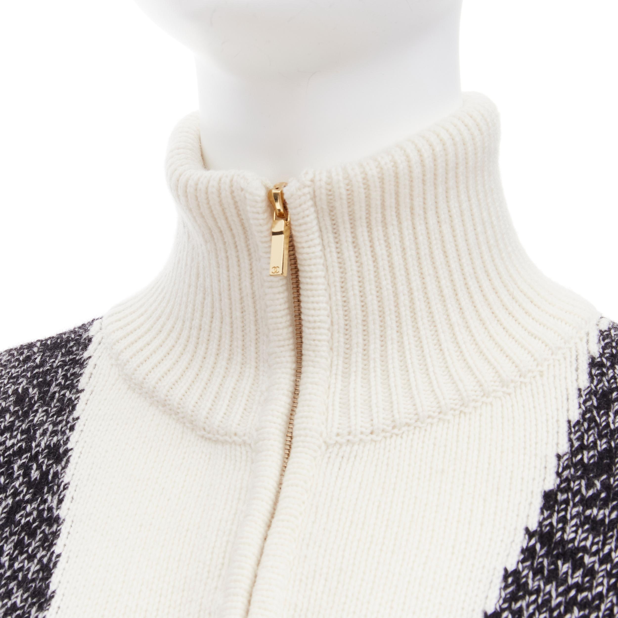 CHANEL 100% cashmere black white graphic checks CC logo half zip sweater FR34 XS
Reference: AAWC/A00480
Brand: Chanel
Designer: Virginie Viard
Collection: Runway
Material: Cashmere
Color: Grey, White
Pattern: Checkered
Closure: Zip
Extra Details: CC