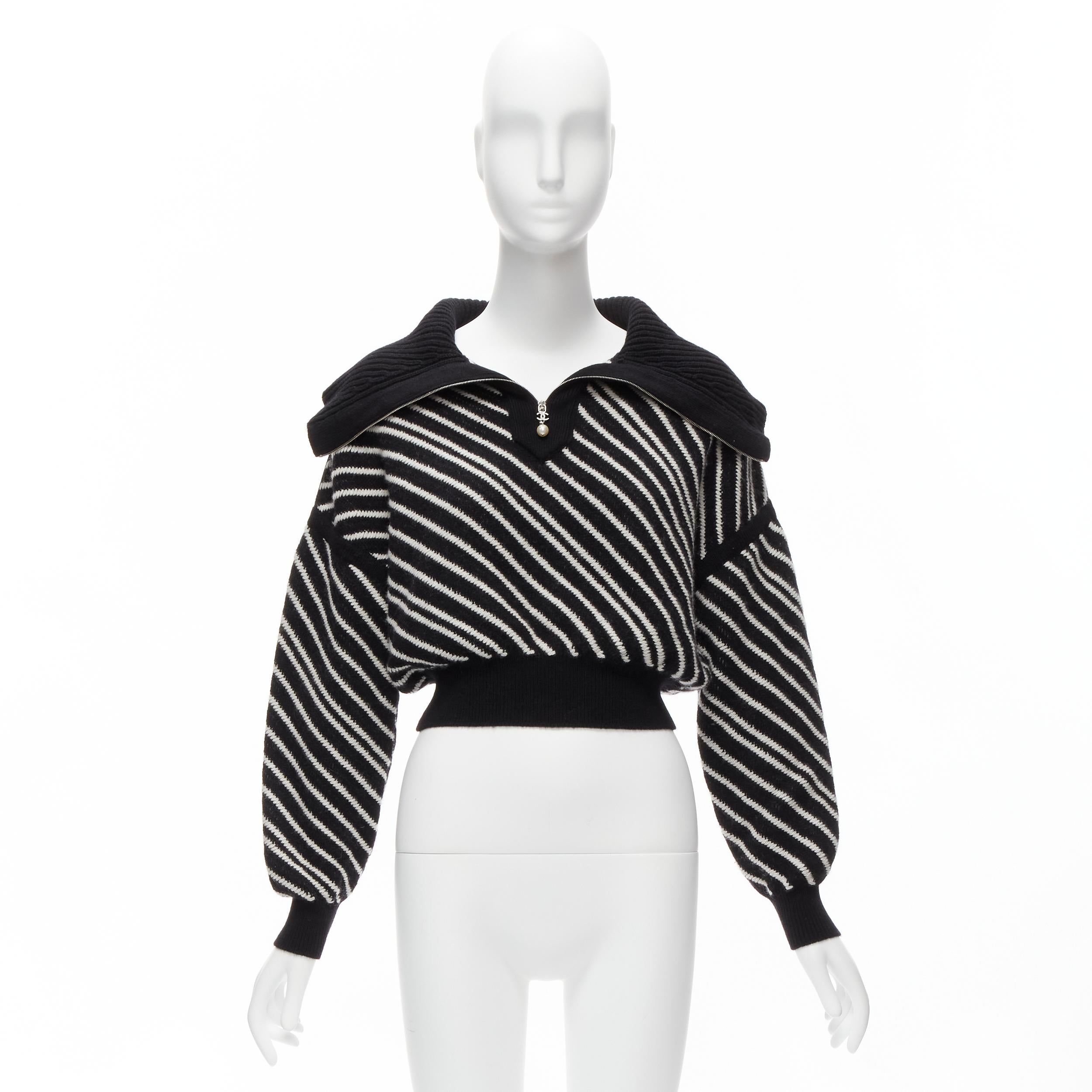 Chanel 100% cashmere, maglione a righe bianche e nere con logo in cristallo CC FR34 XS in vendita 5