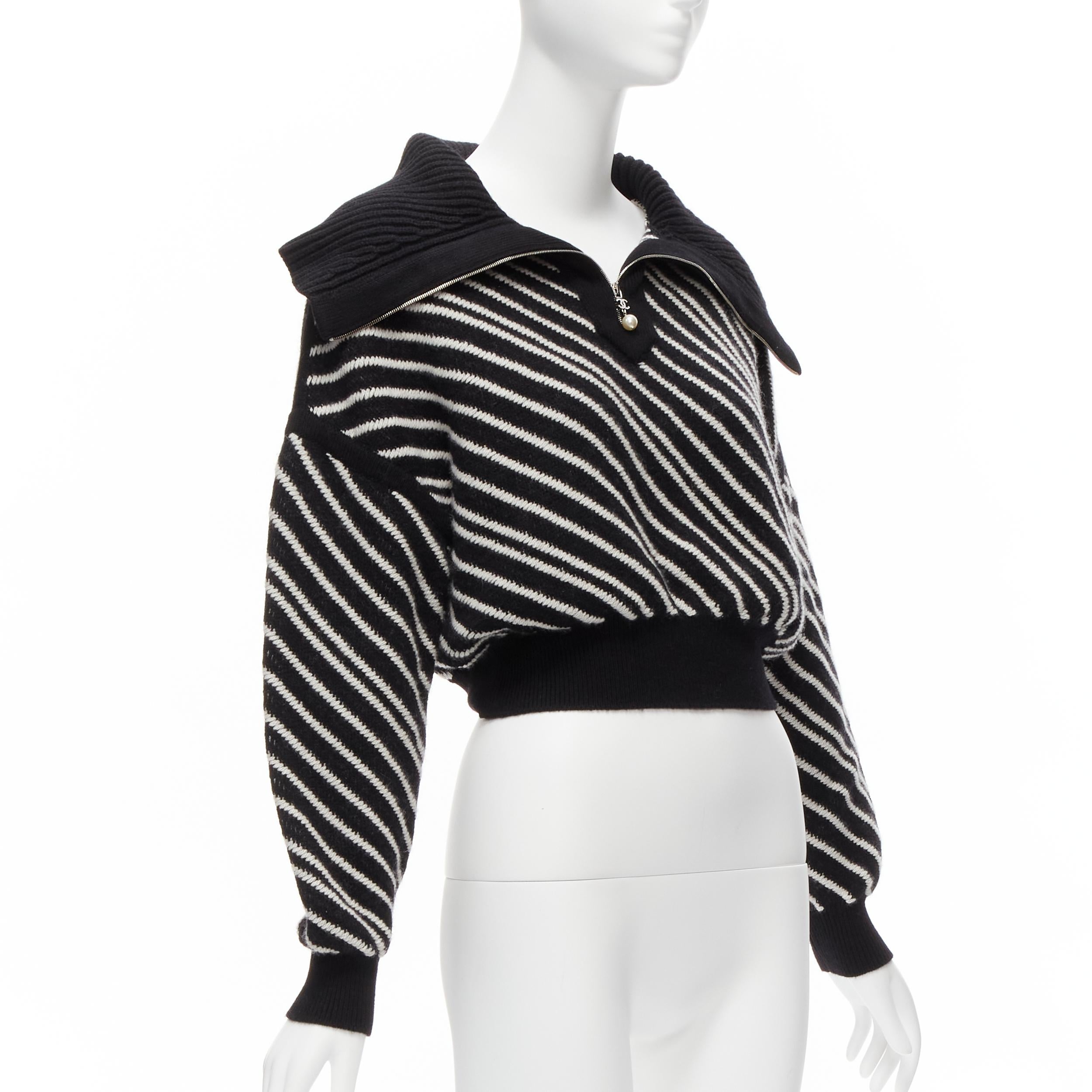Nero Chanel 100% cashmere, maglione a righe bianche e nere con logo in cristallo CC FR34 XS in vendita