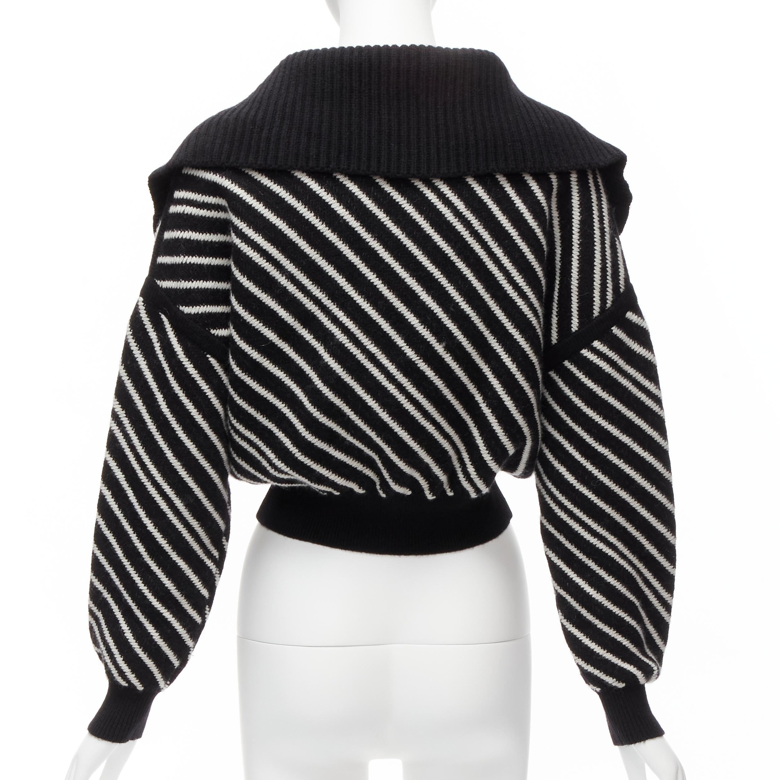 Donna Chanel 100% cashmere, maglione a righe bianche e nere con logo in cristallo CC FR34 XS in vendita