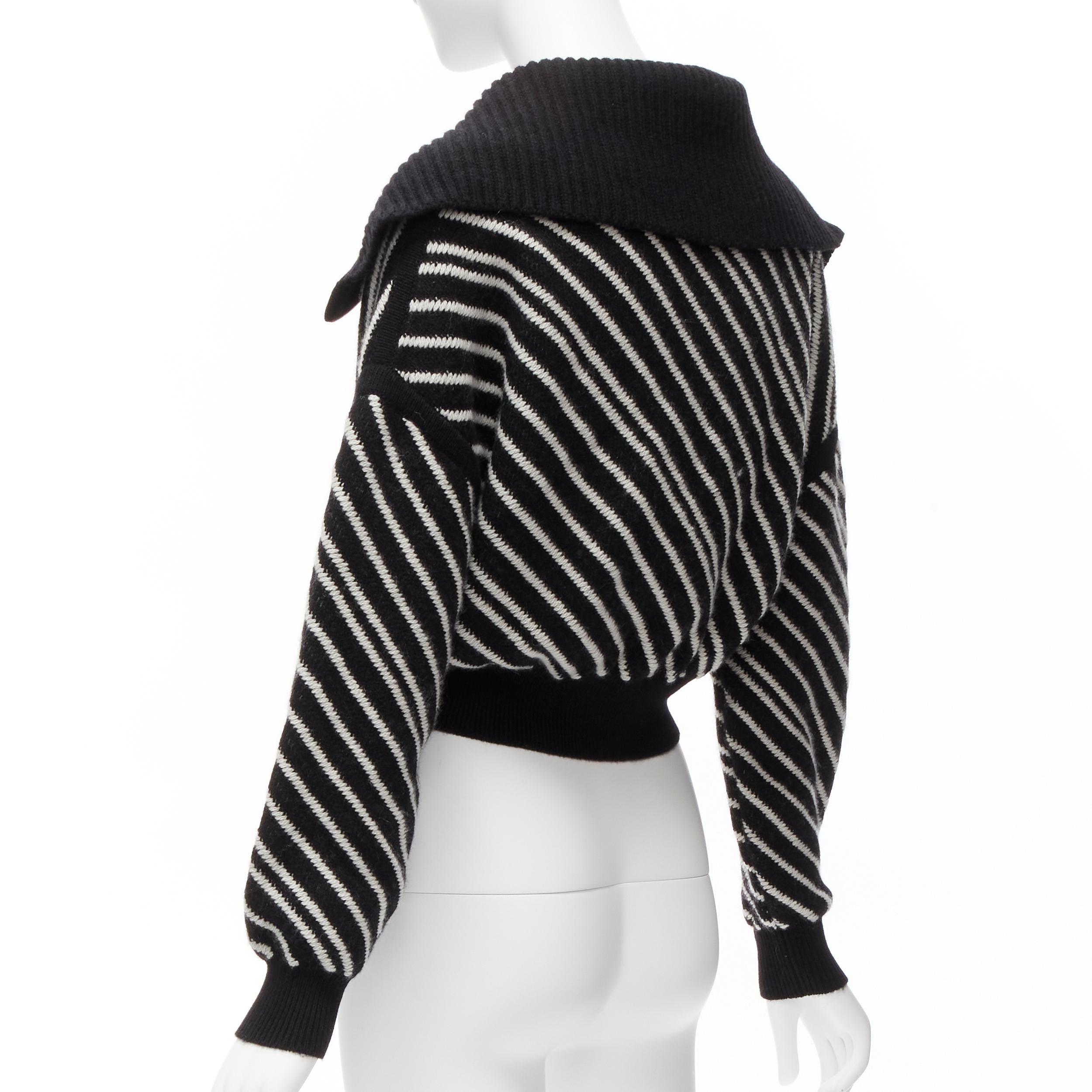 Chanel 100% cashmere, maglione a righe bianche e nere con logo in cristallo CC FR34 XS in vendita 1