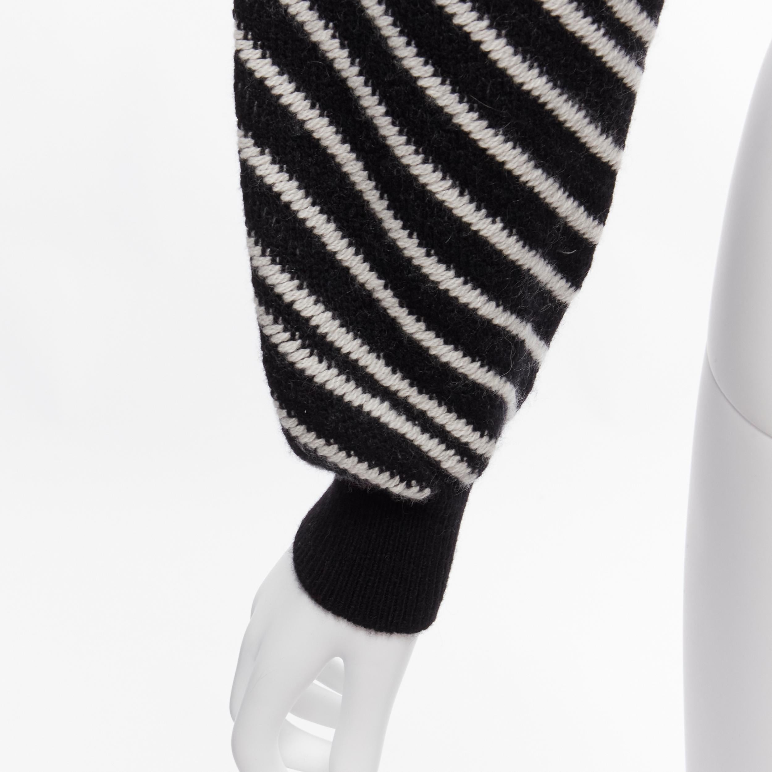 Chanel 100% cashmere, maglione a righe bianche e nere con logo in cristallo CC FR34 XS in vendita 3