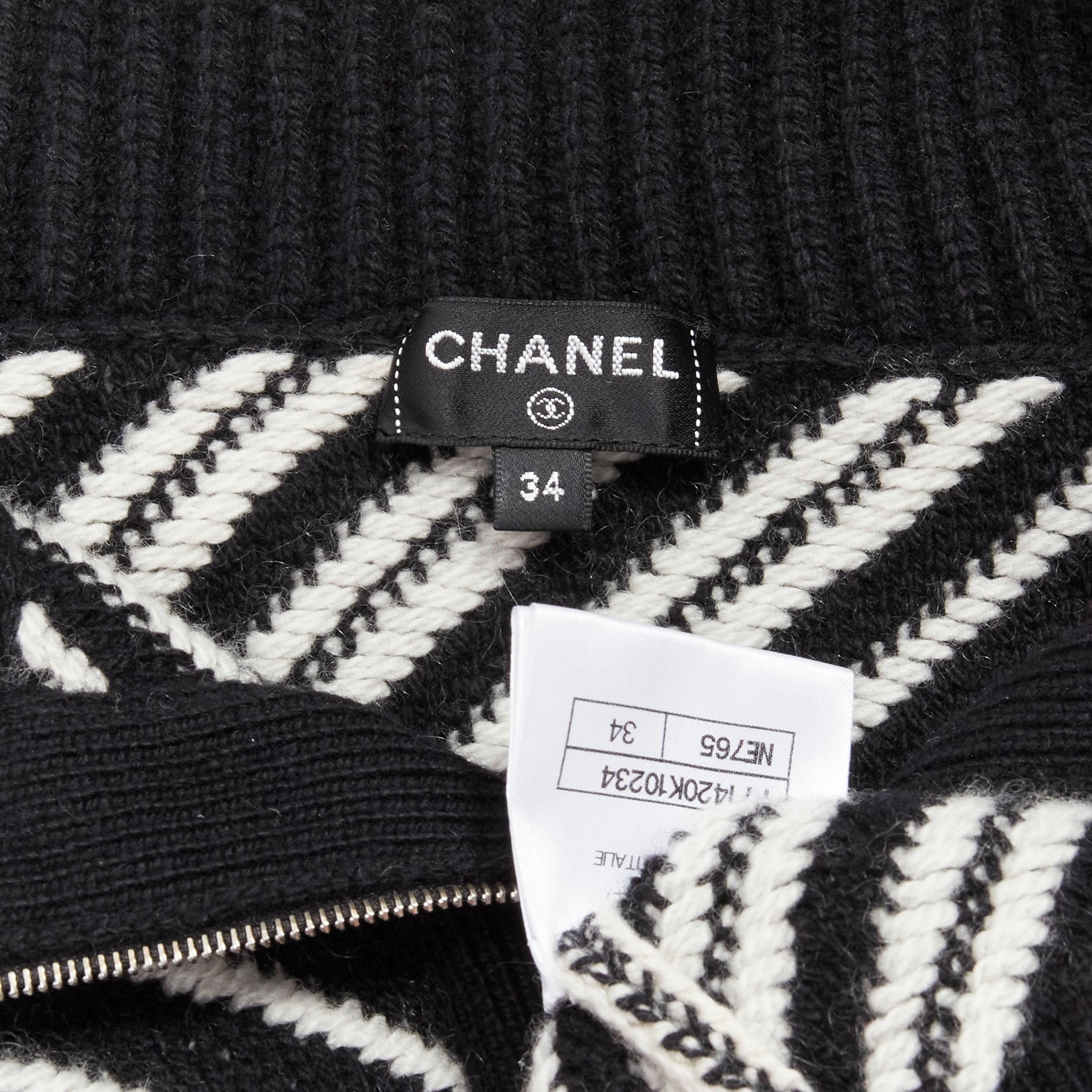 Chanel 100% cashmere, maglione a righe bianche e nere con logo in cristallo CC FR34 XS in vendita 4