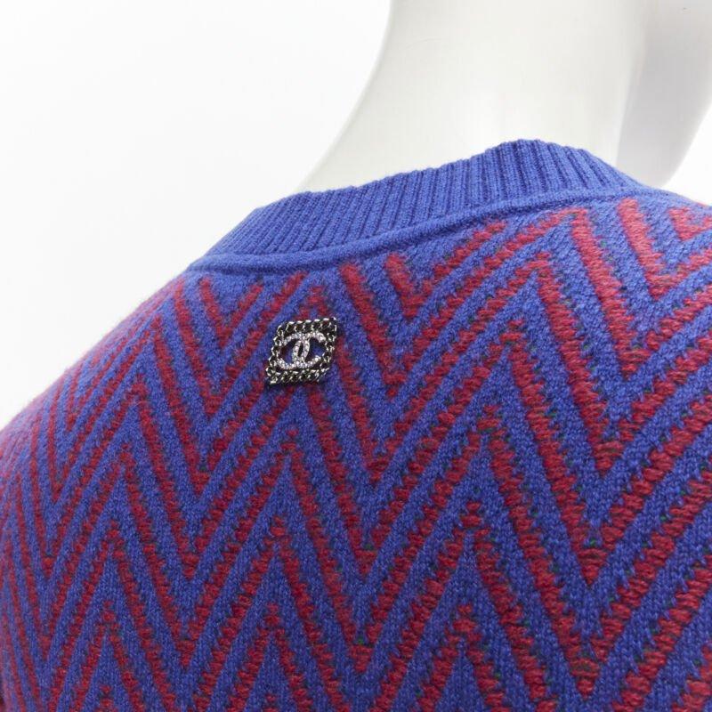 CHANEL 100% cachemire bleu rouge chevron vert logo CC broche cristal FR34 XS
Référence : AAWC/A00230
Marque : Chanel
Designer : Virginie Viard
Matière : Cachemire, élasthanne
Couleur : bleu, rouge
Motif : Chevron
Doublure :  Non doublé
Détails