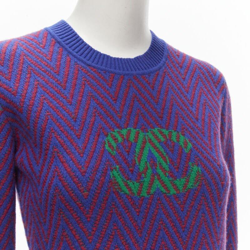 CHANEL 100% cachemire bleu rouge chevron vert logo CC broche cristal FR34 XS en vente 2
