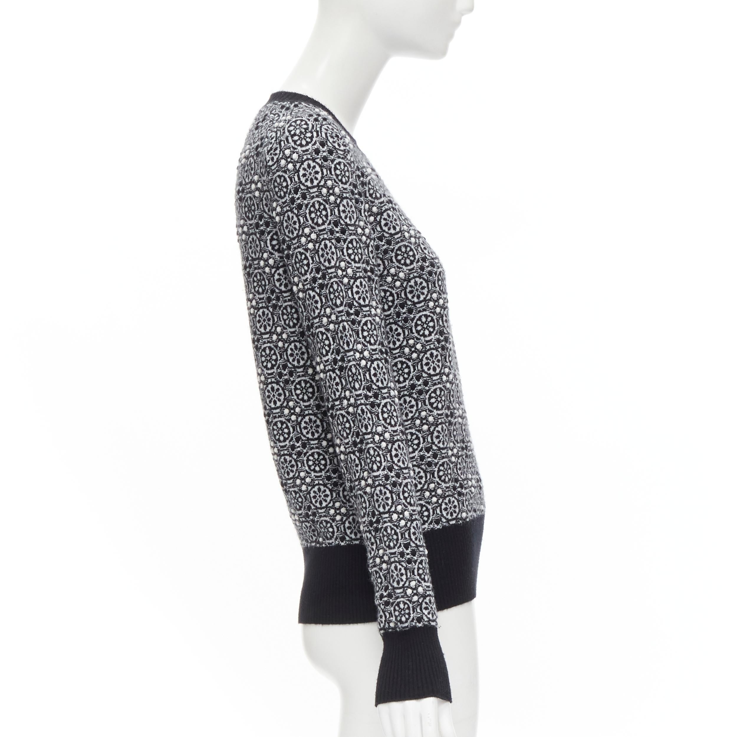 CHANEL 100% Kaschmir Pullover mit geometrischem Muster aus 3D-Jacquard-Strick FR36 XS im Zustand „Hervorragend“ im Angebot in Hong Kong, NT