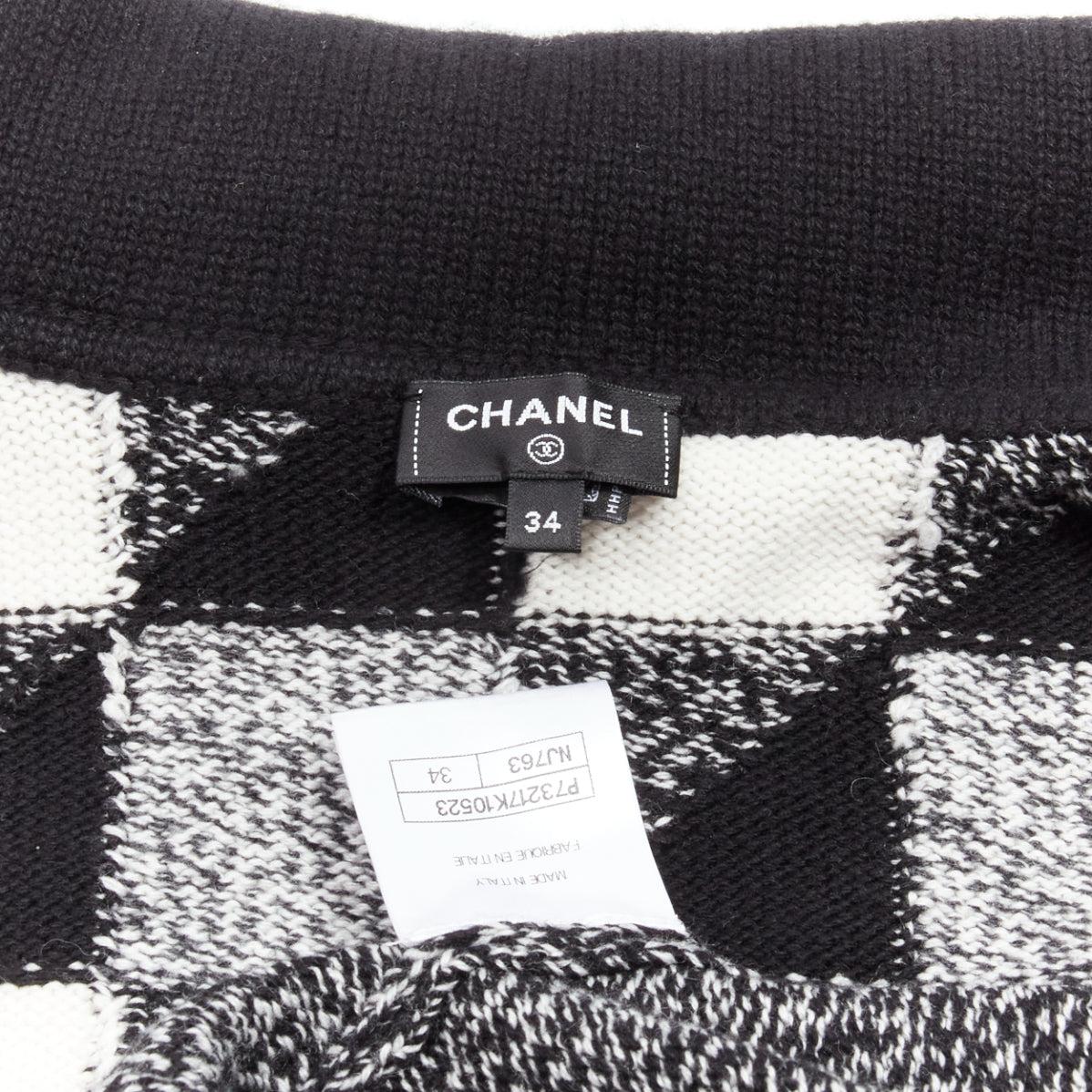 CHANEL 100% cachemire graphique CC logo noir blanc cardigan FR34 XS en vente 6