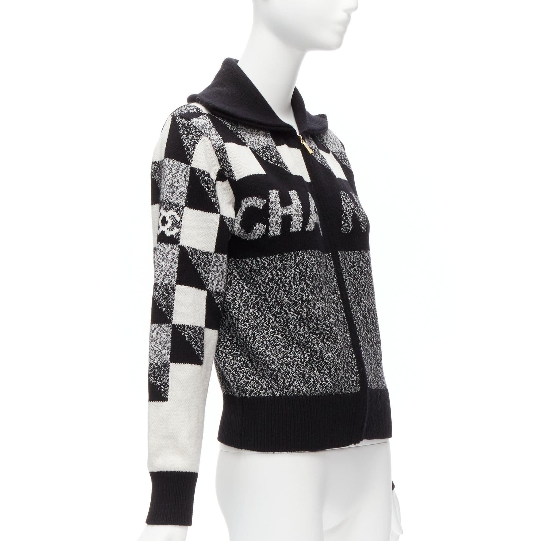 CHANEL 100% cashmere graphic CC logo black white cardigan FR34 XS In Excellent Condition For Sale In Hong Kong, NT