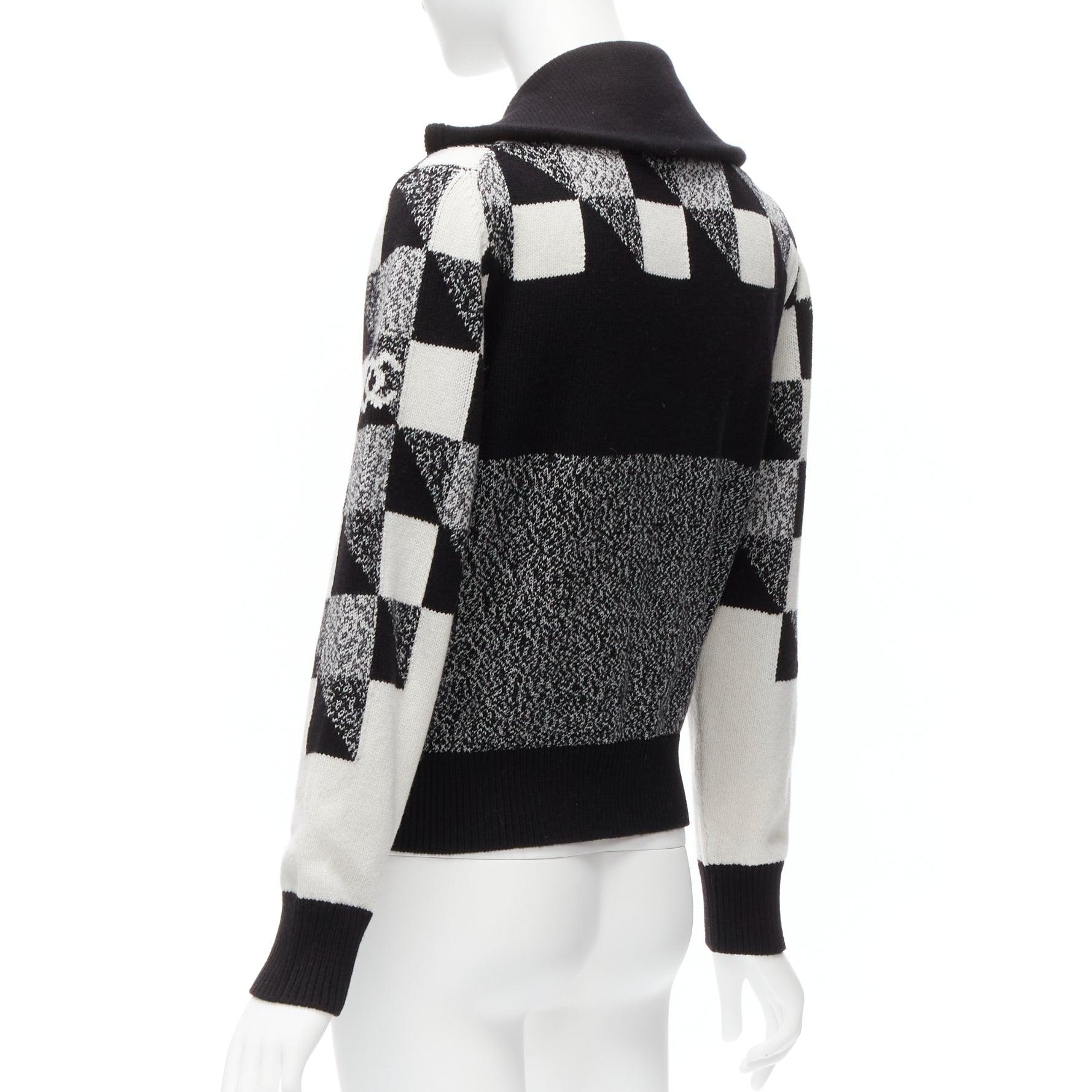 CHANEL 100% cashmere graphic CC logo black white cardigan FR34 XS For Sale 2