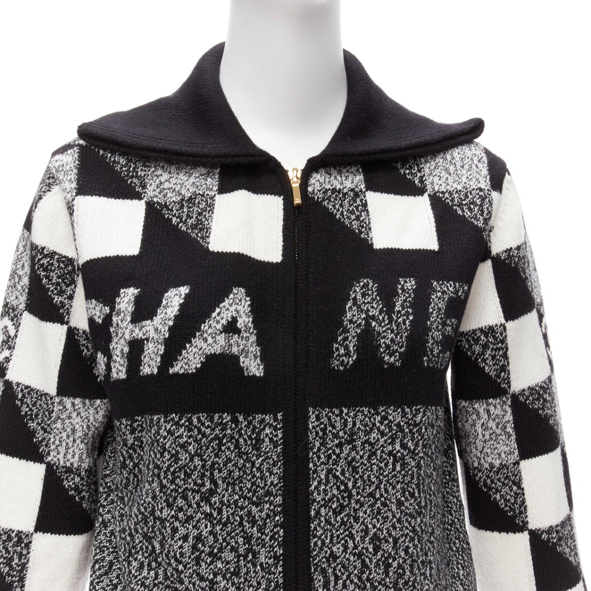CHANEL 100% cashmere graphic CC logo black white cardigan FR34 XS For Sale 3