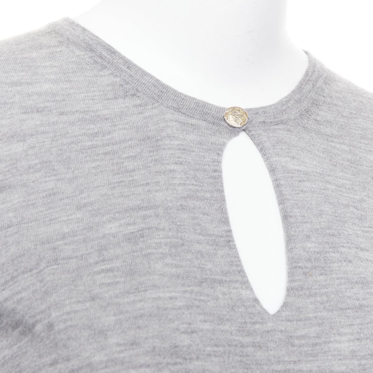 CHANEL 100% cachemire gris Camélia CC Bouton trou de serrure Pull FR44 XXL
Référence : TGAS/F00026
Marque : Chanel
Designer : Karl Lagerfeld
MATERIAL : 100% cachemire
Couleur : Gris, Argent
Motif : Solide
Fermeture : Bouton en forme de trou de