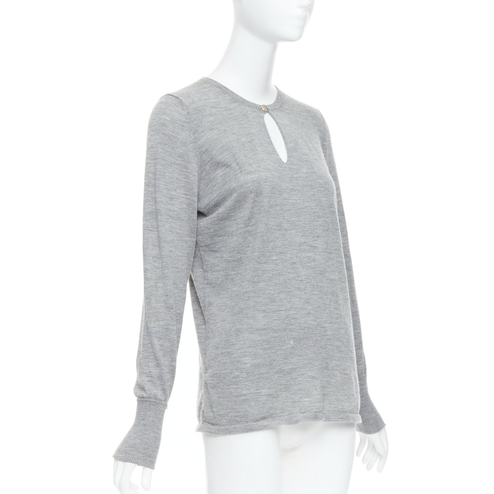 Gris CHANEL 100% cachemire gris Camélia CC Bouton trou de serrure Pull FR44 XXL en vente