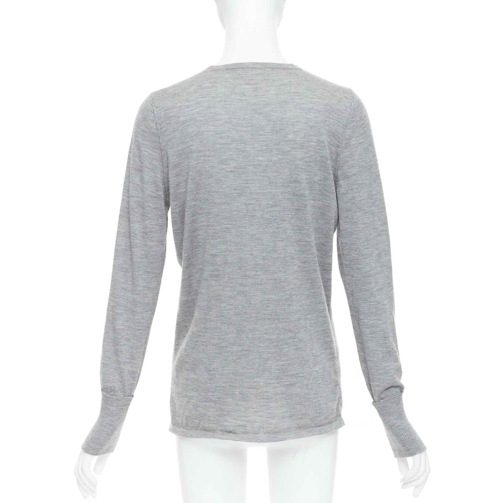 CHANEL 100% cachemire gris Camélia CC Bouton trou de serrure Pull FR44 XXL Pour femmes en vente
