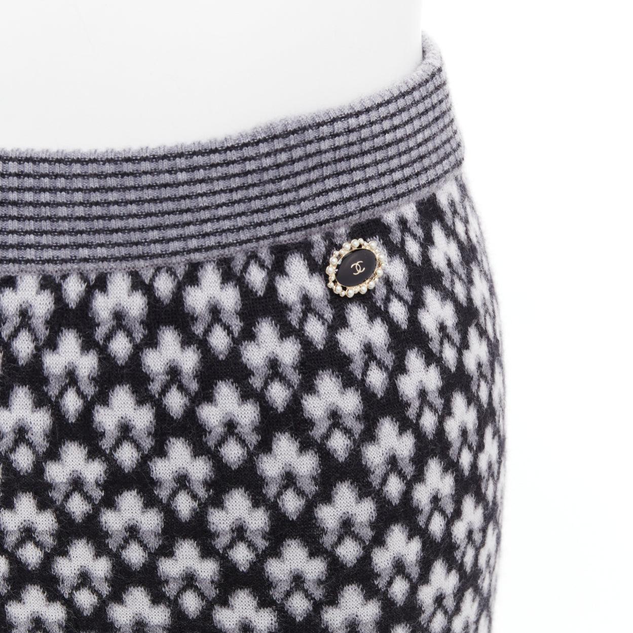 CHANEL 100% cashmere grey CC logo pearl button pattern stretch knit pants FR38 M
Reference: GEGG/A00037
Brand: Chanel
Material: Cashmere
Color: Grey
Pattern: Abstract
Closure: Elasticated
Extra Details: CC logo button.
Made in: