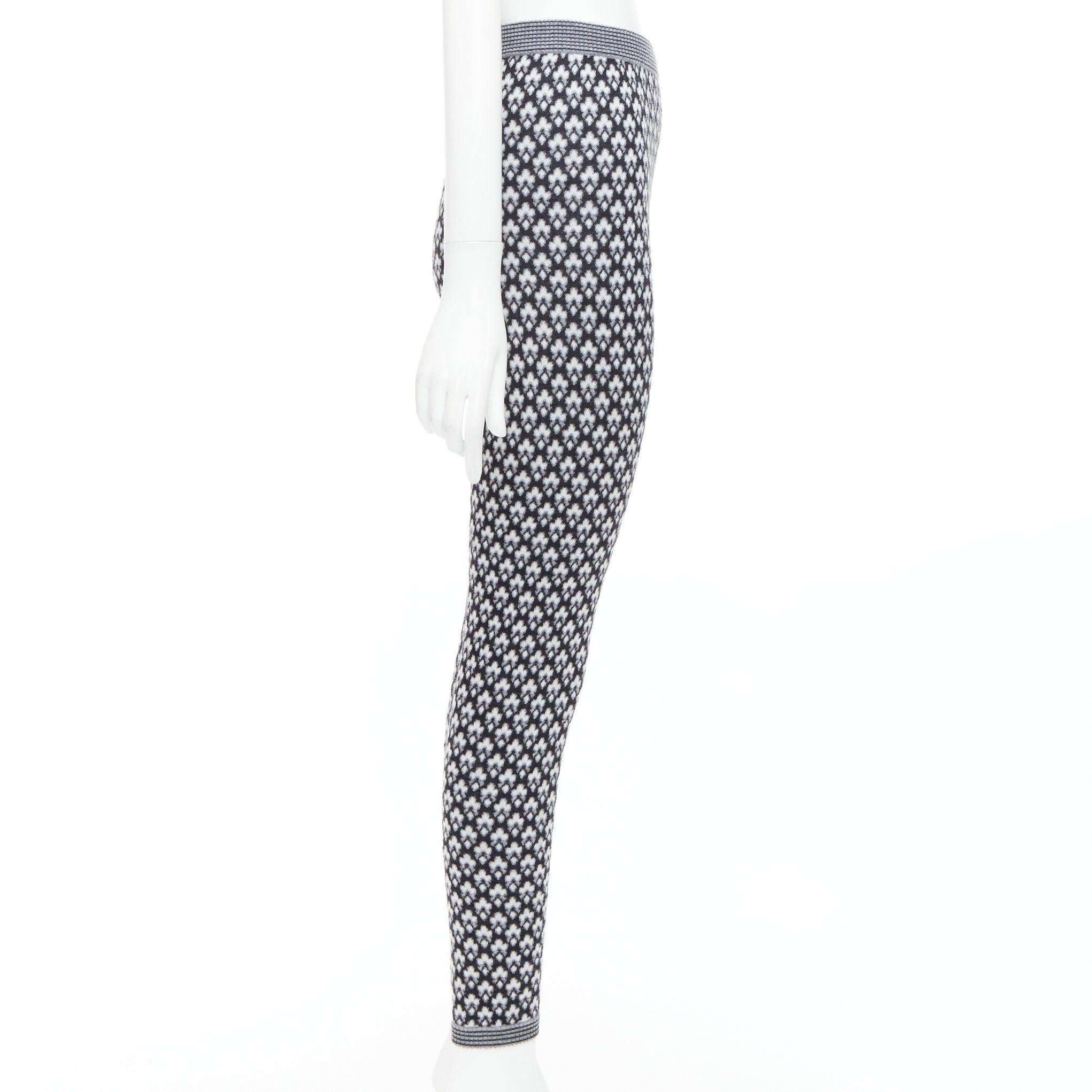 CHANEL 100% cashmere grey CC logo pearl button pattern stretch knit pants FR38 M In Excellent Condition For Sale In Hong Kong, NT