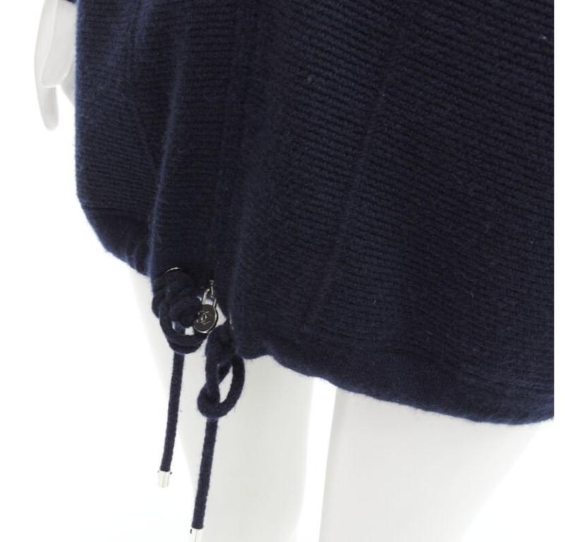 CHANEL Pull à capuche zippé 100% cachemire marine argenté CC FR34 XS en vente 4