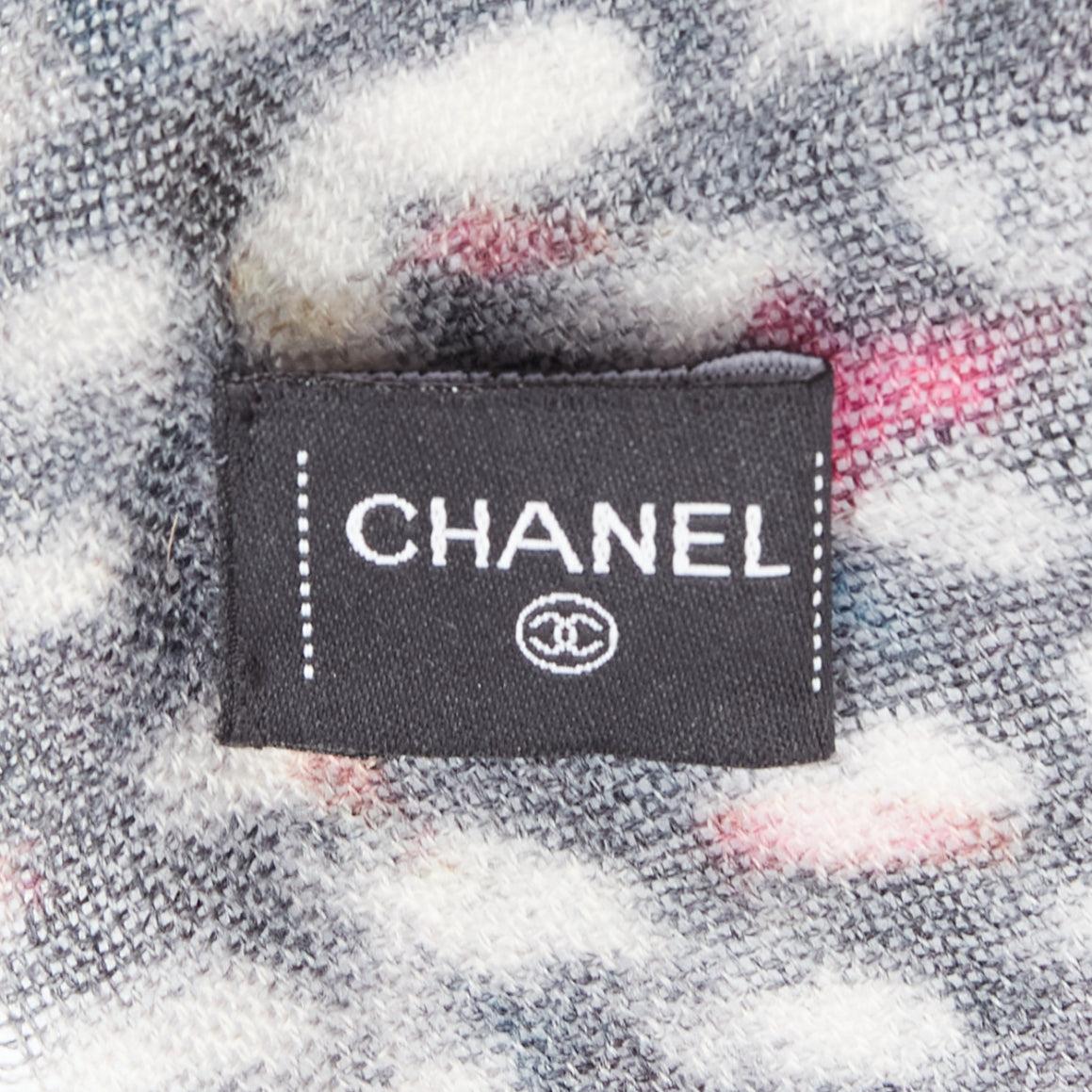 CHANEL 100% Kaschmir lila schwarz CC übergroßer Tweed-Schal mit Texturdruck im Angebot 5