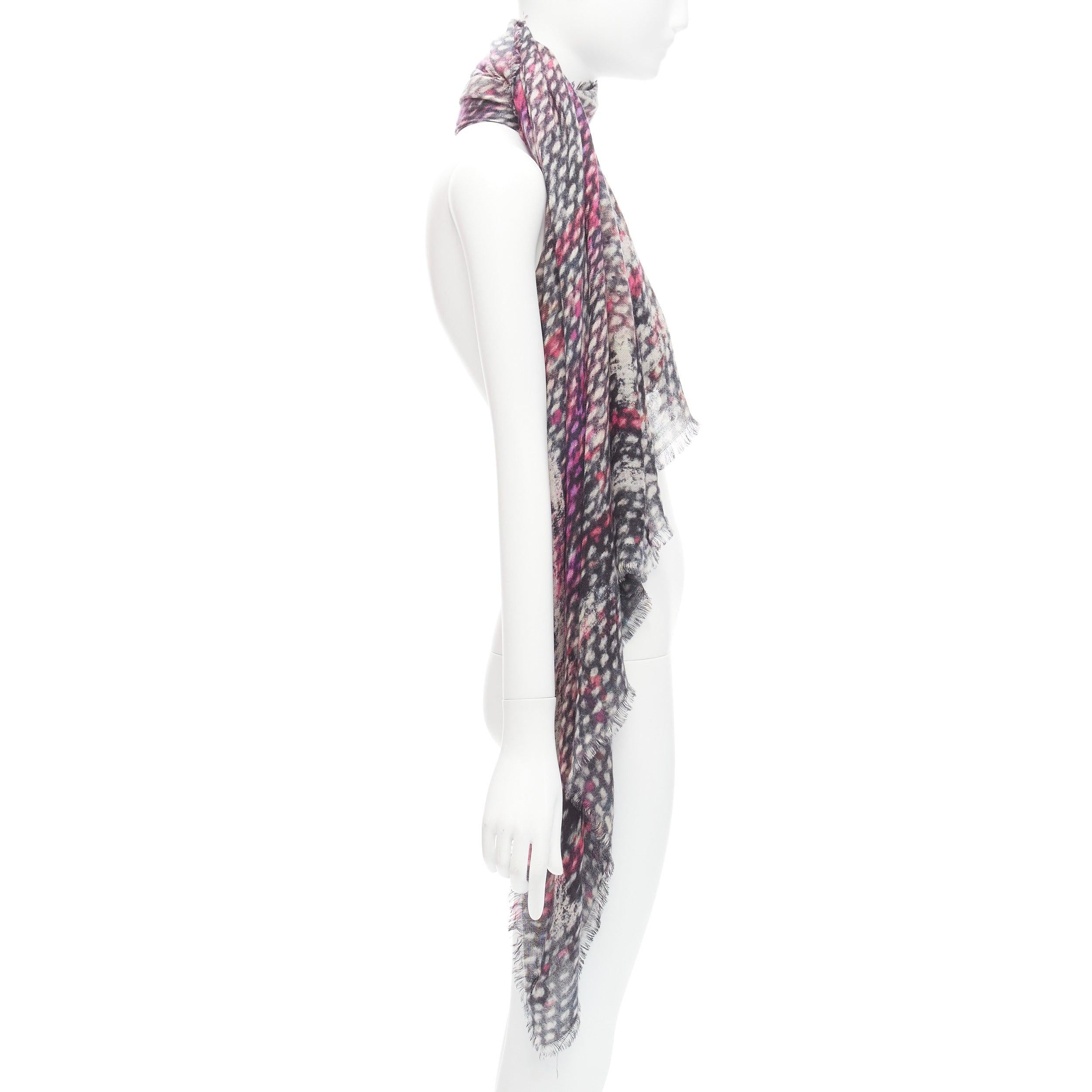 CHANEL 100% Kaschmir lila schwarz CC übergroßer Tweed-Schal mit Texturdruck (Grau) im Angebot