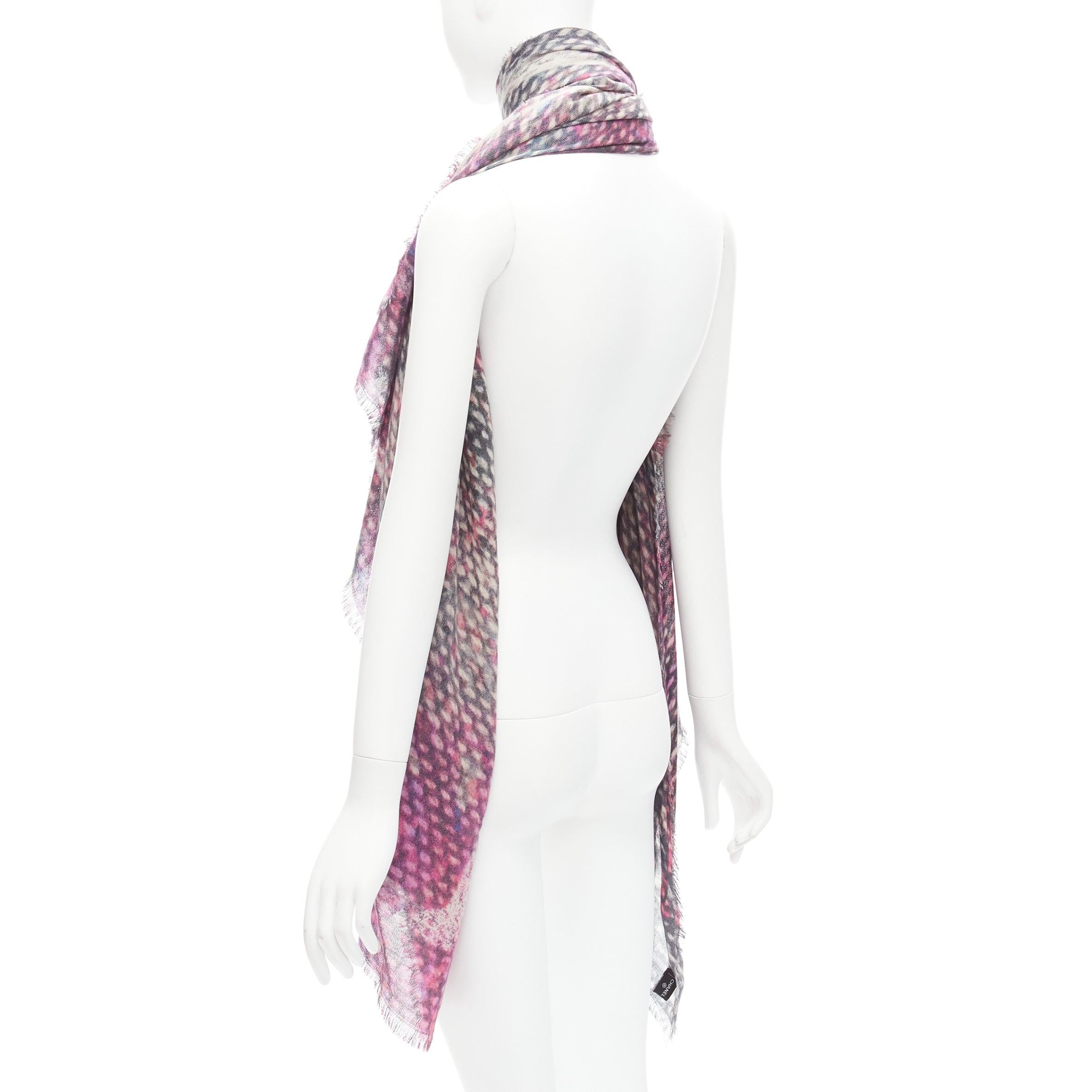 CHANEL 100% Kaschmir lila schwarz CC übergroßer Tweed-Schal mit Texturdruck Damen im Angebot